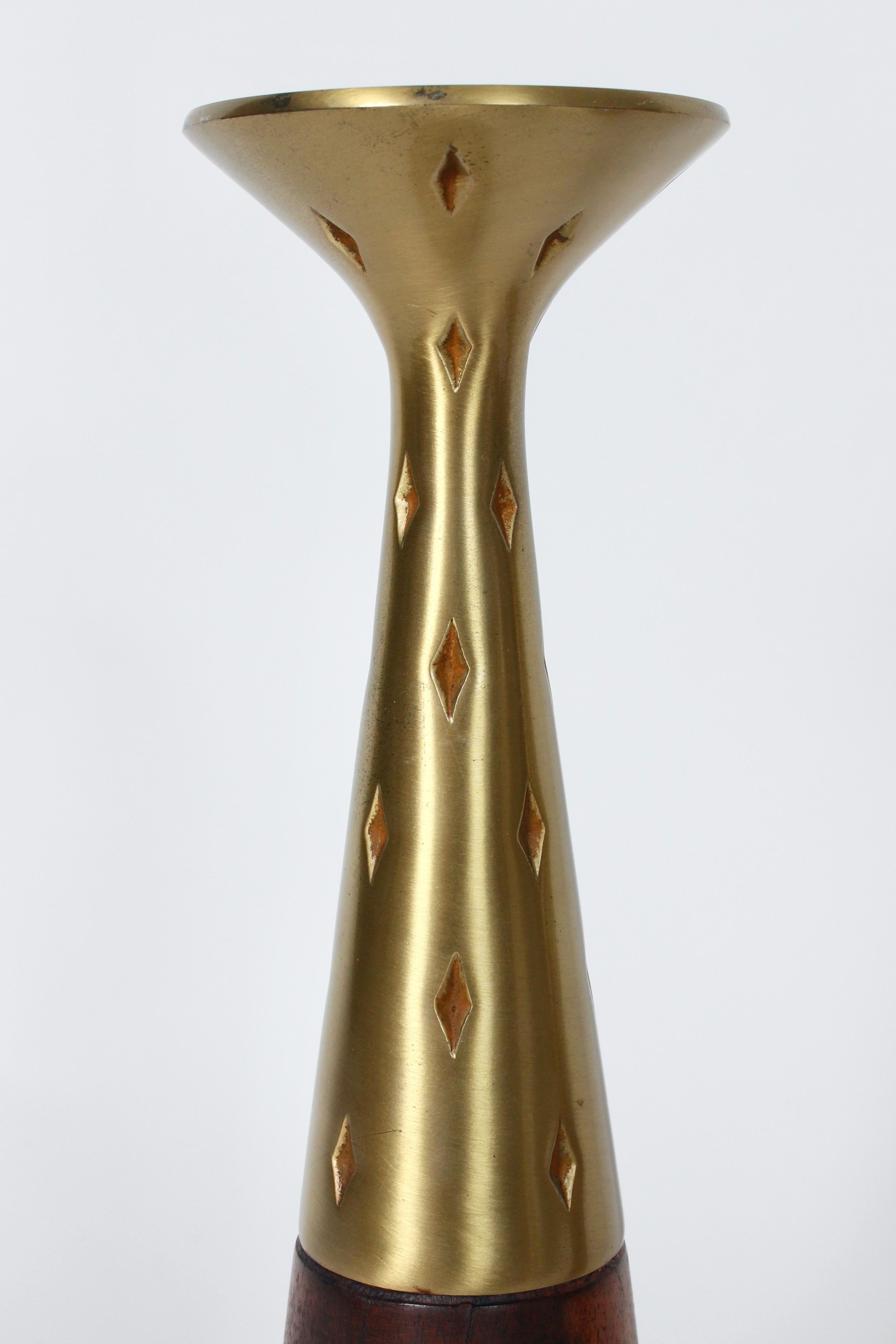 Ottone Coppia di candelieri in ottone e noce di Tony Paul per Westwood Chadwick, anni '50 in vendita