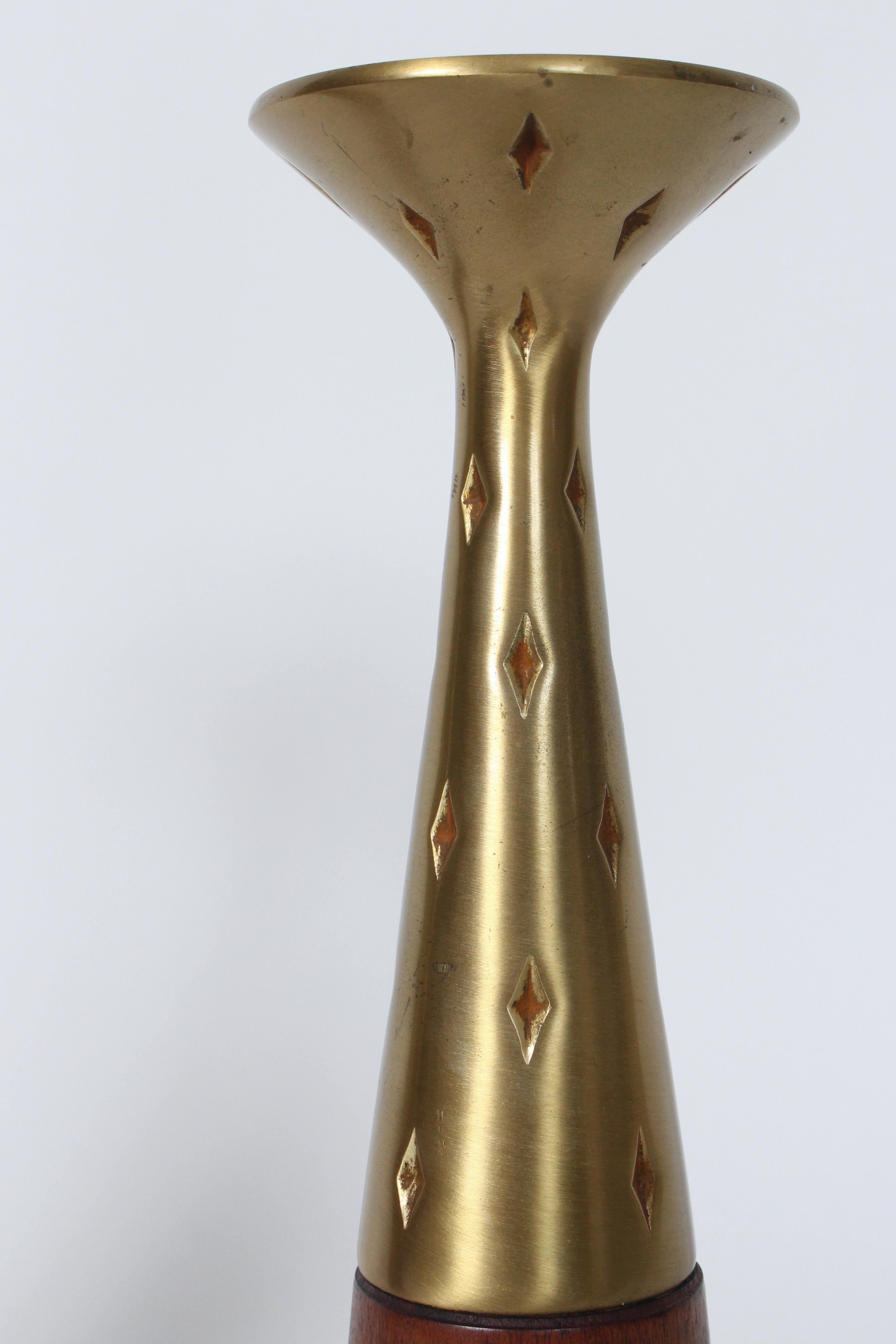 Coppia di candelieri in ottone e noce di Tony Paul per Westwood Chadwick, anni '50 in vendita 2