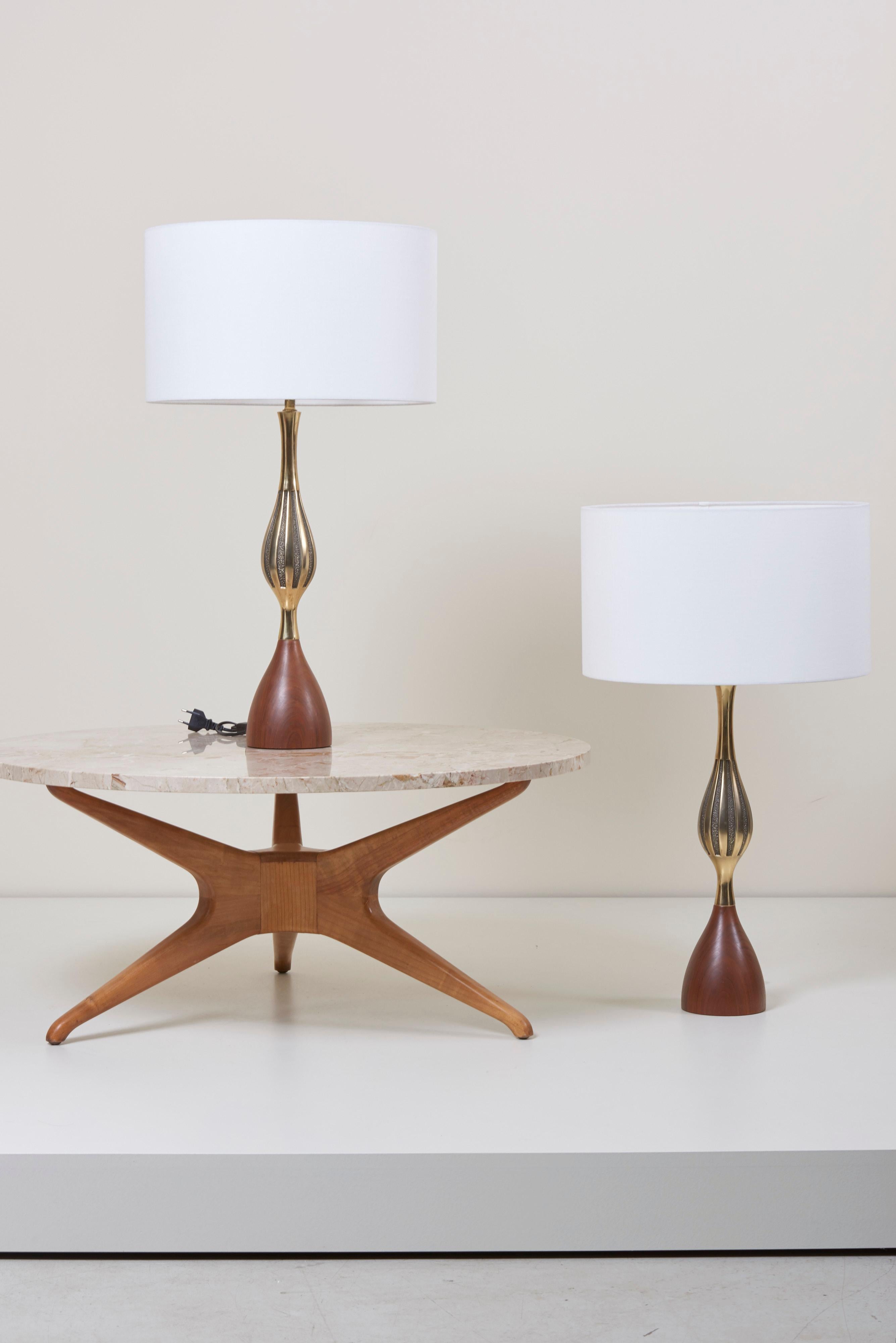 Pair of large table lamps designed by Tony Paul for Westwood Lightning. The lamps are in walnut and brass with new shades. One x E27 / model a bulb each.
To be on the safe side, the lamp should be checked locally by a specialist concerning local