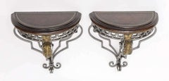 Pareja de soportes de pared de cuero repujado, acero y bronce