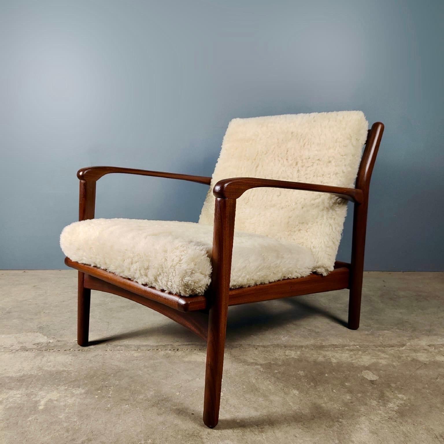 Mid-Century Modern Pair Of Toothill Mid Century Lounge Chairs Original Lambs Wool Upholstery
