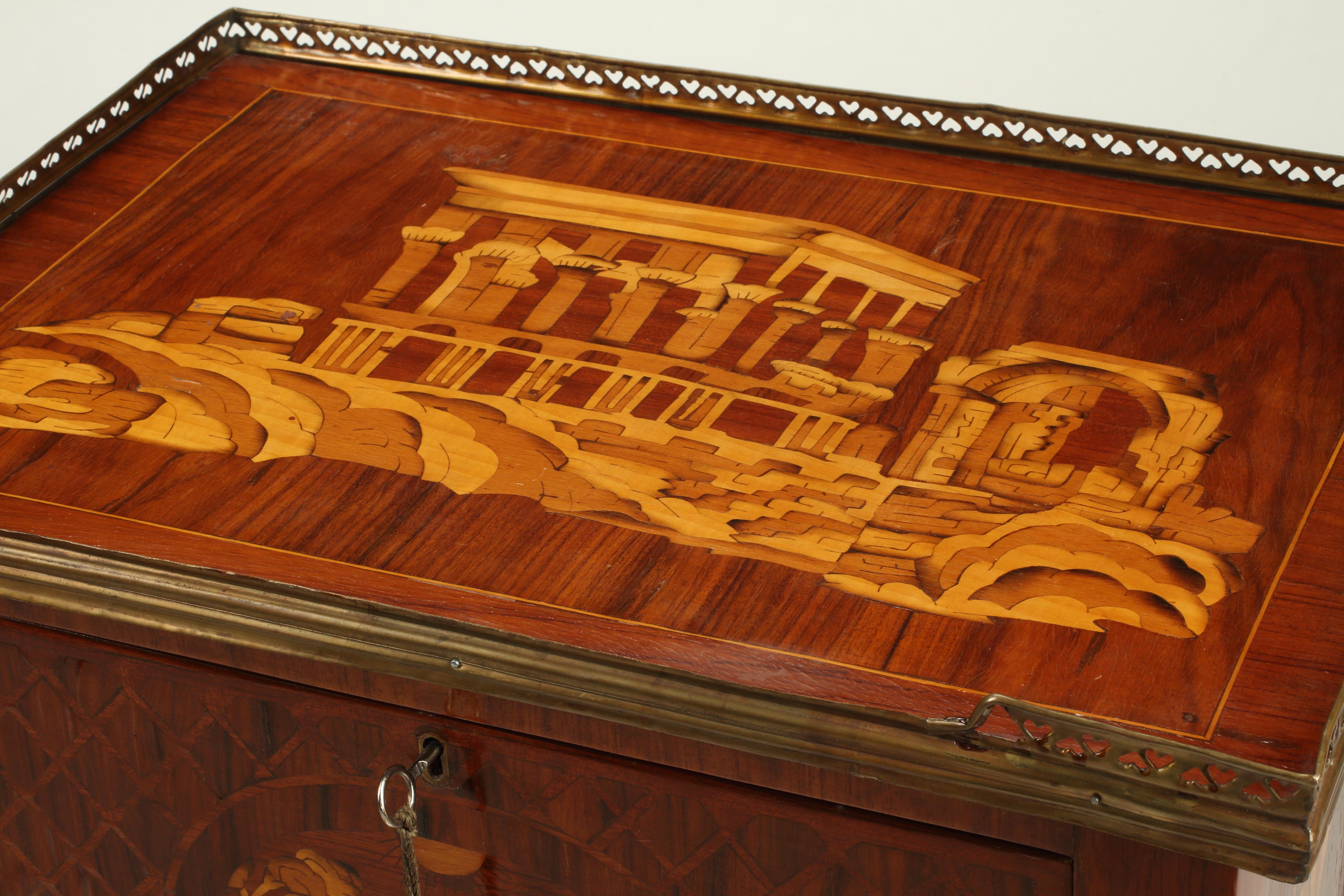 Cette paire de tables de nuit ou d'étables de transition de style Topino est un magnifique exemple de marqueterie fine. Comme le veut le style, cette paire présente des lignes droites et des formes géométriques. La marqueterie d'éléments