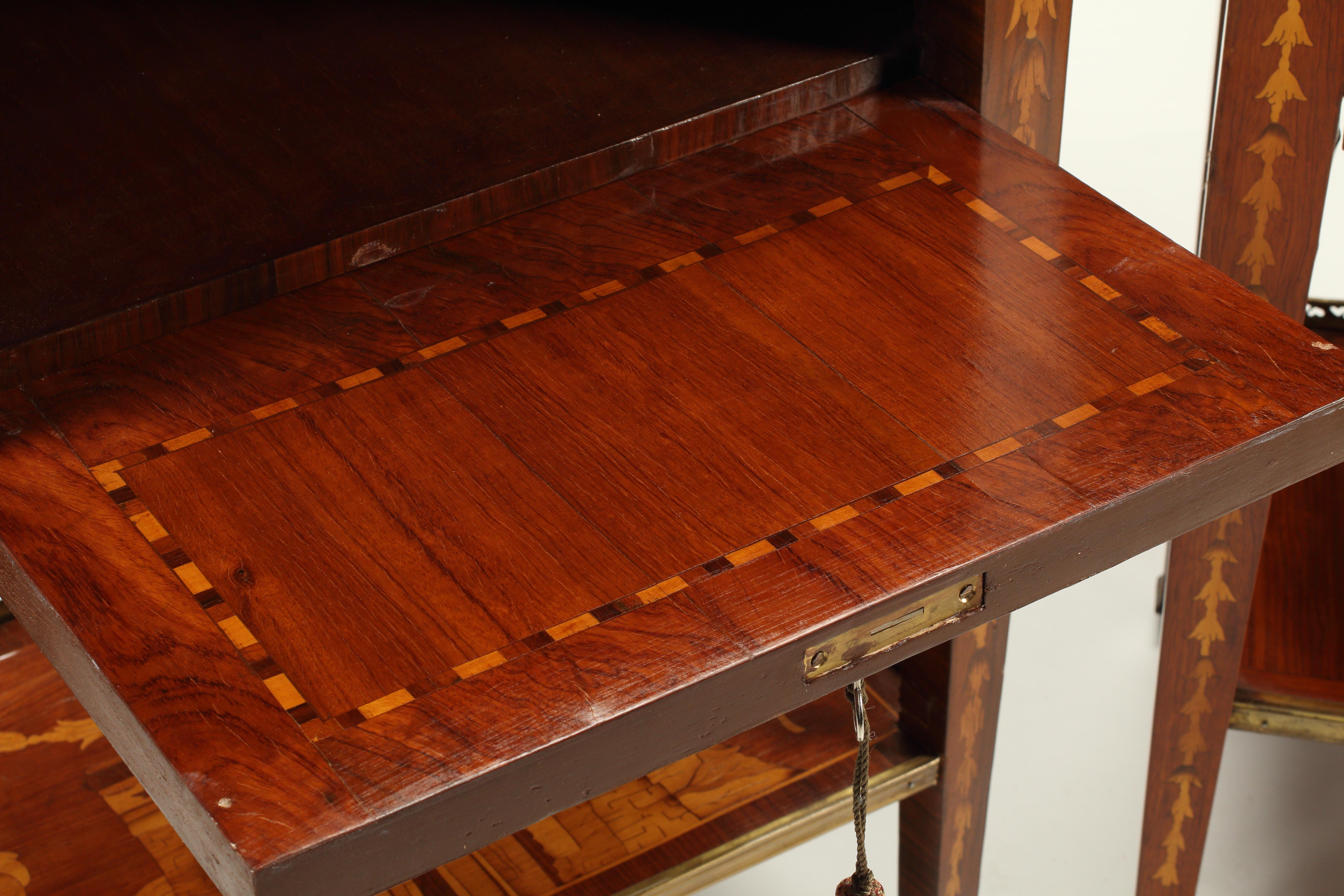 Français Paire de tables de nuit ou de tables d'appoint de style Topino, fin du 19ème siècle français en vente
