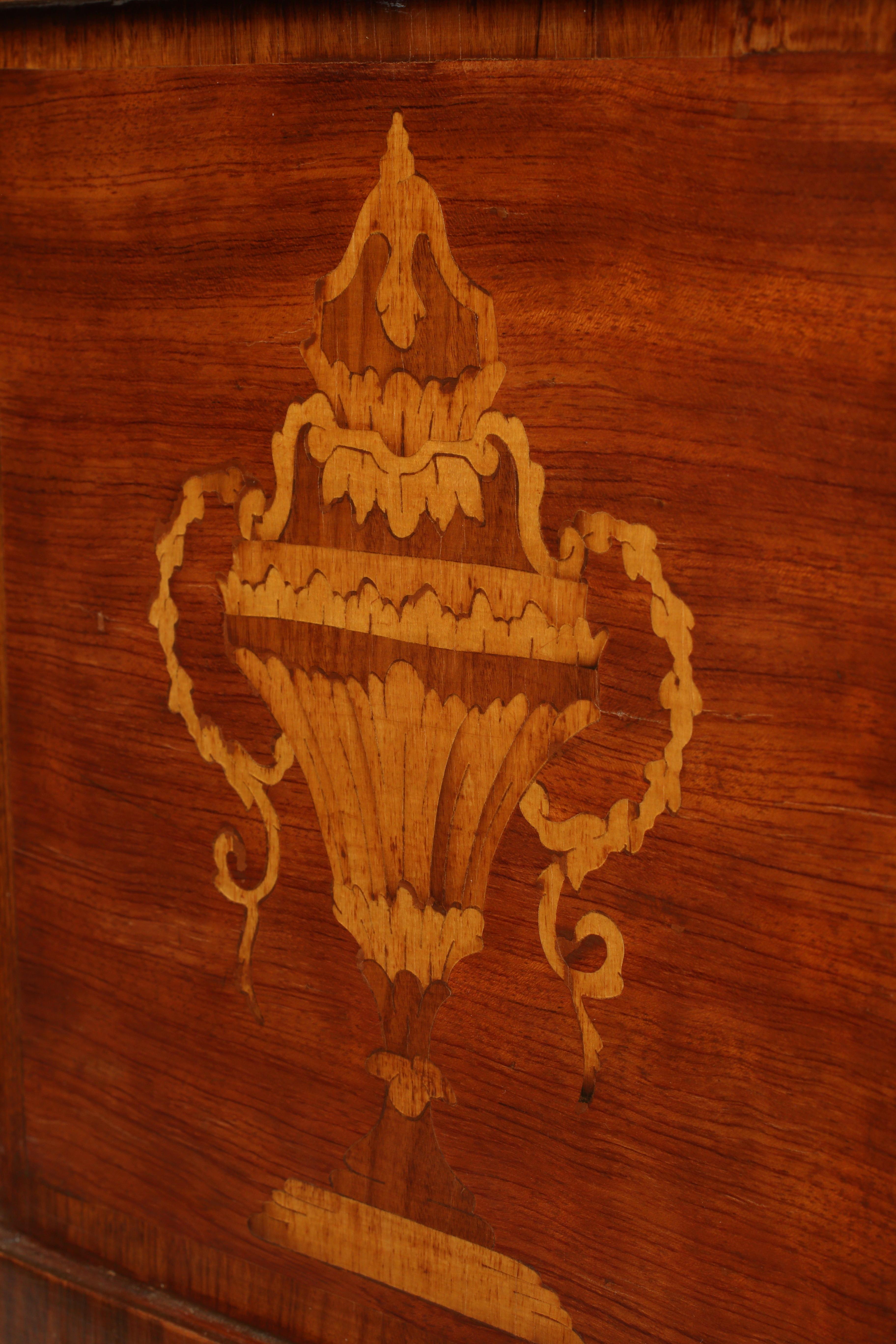 Paire de tables de nuit ou de tables d'appoint de style Topino, fin du 19ème siècle français Bon état - En vente à El Monte, CA