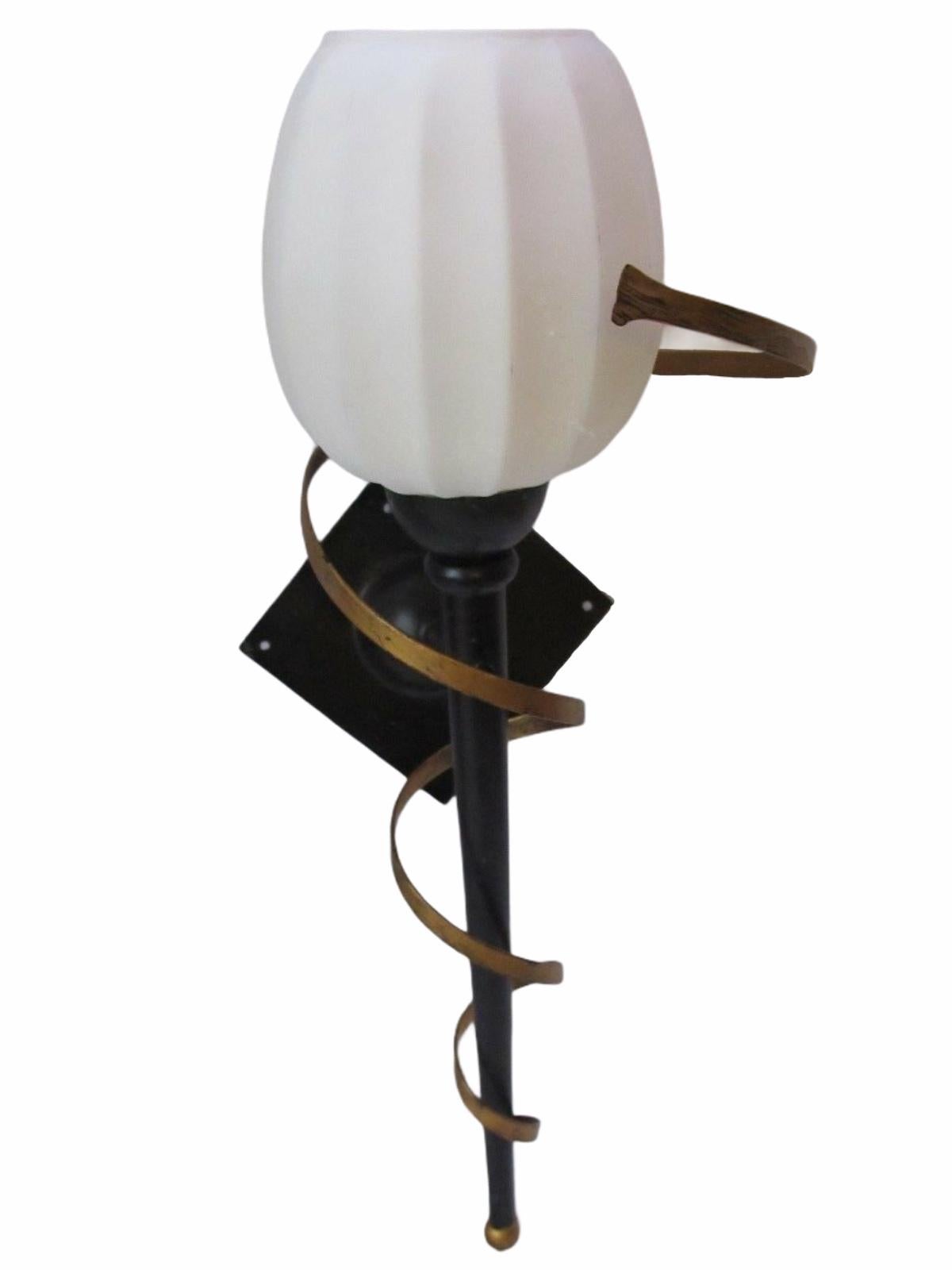 Un par de apliques de metal dorado y negro de mediados de siglo de la Regencia de Hollywood, cada aparato requiere una bombilla candelabro europea E14, de hasta 60 vatios. Los apliques tienen una hermosa pátina y dan a cada habitación un toque