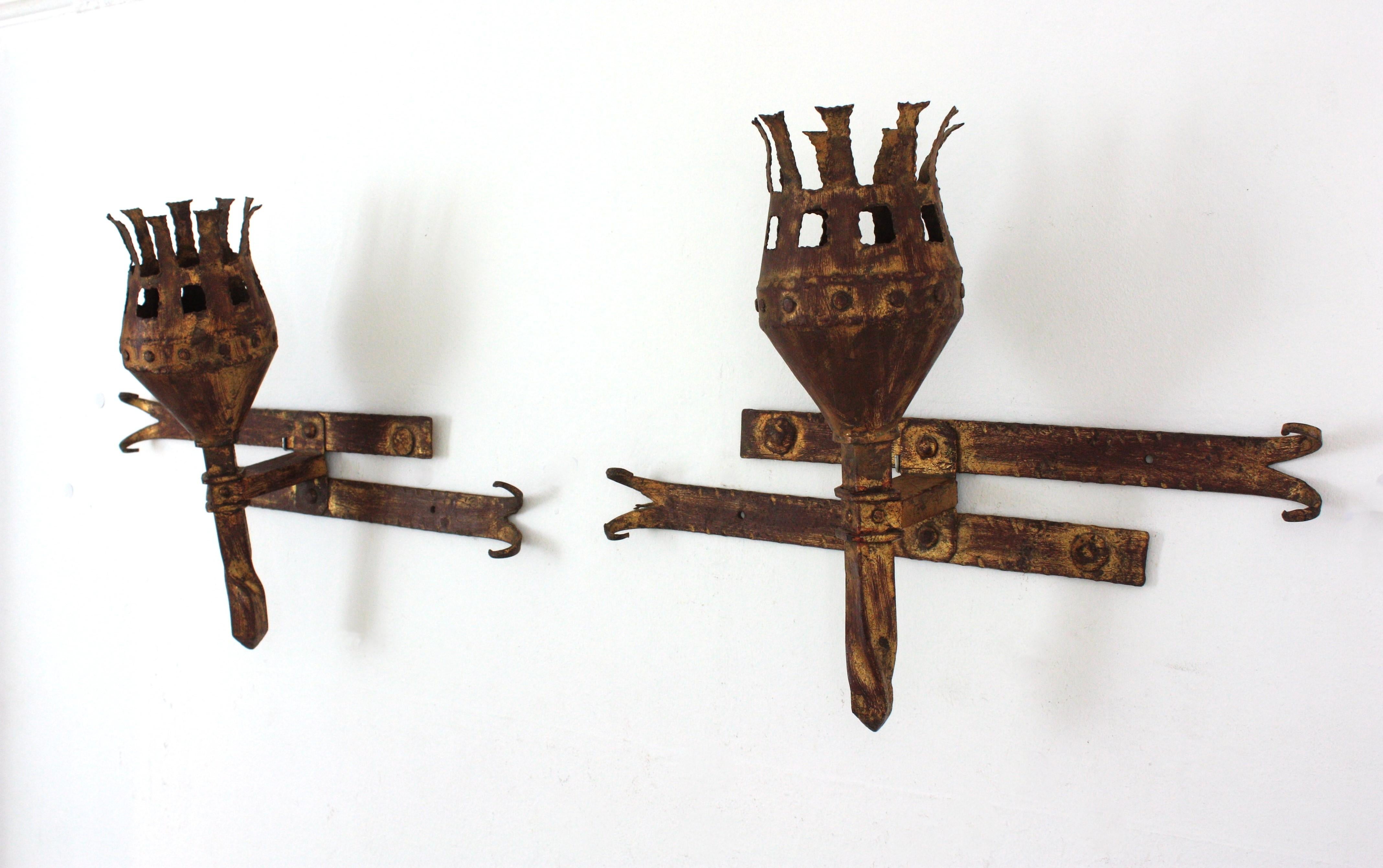 Pareja de apliques de antorcha en hierro dorado, estilo medieval, años 40 en venta 3