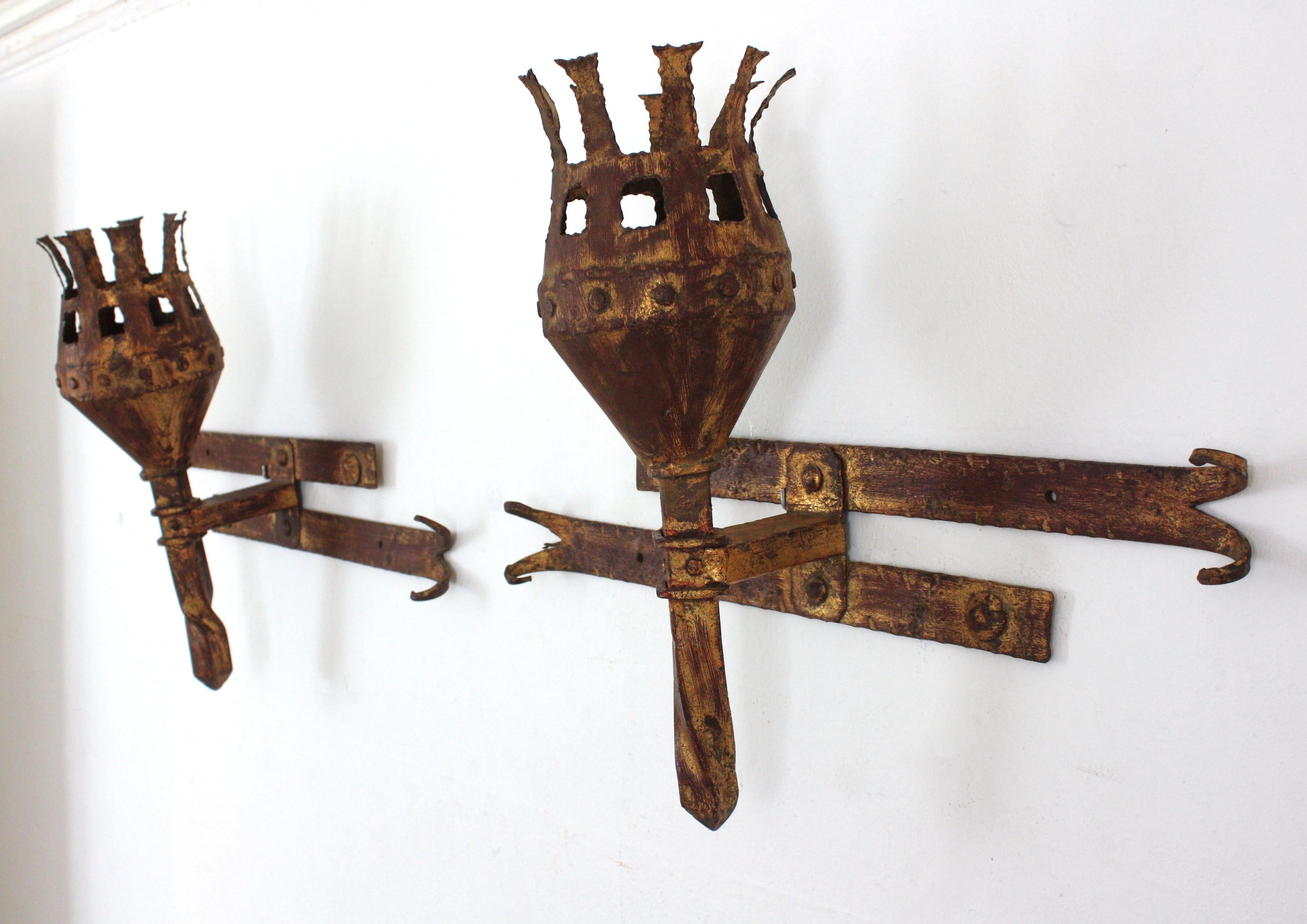 Pareja de apliques de antorcha en hierro dorado, estilo medieval, años 40 en venta 4