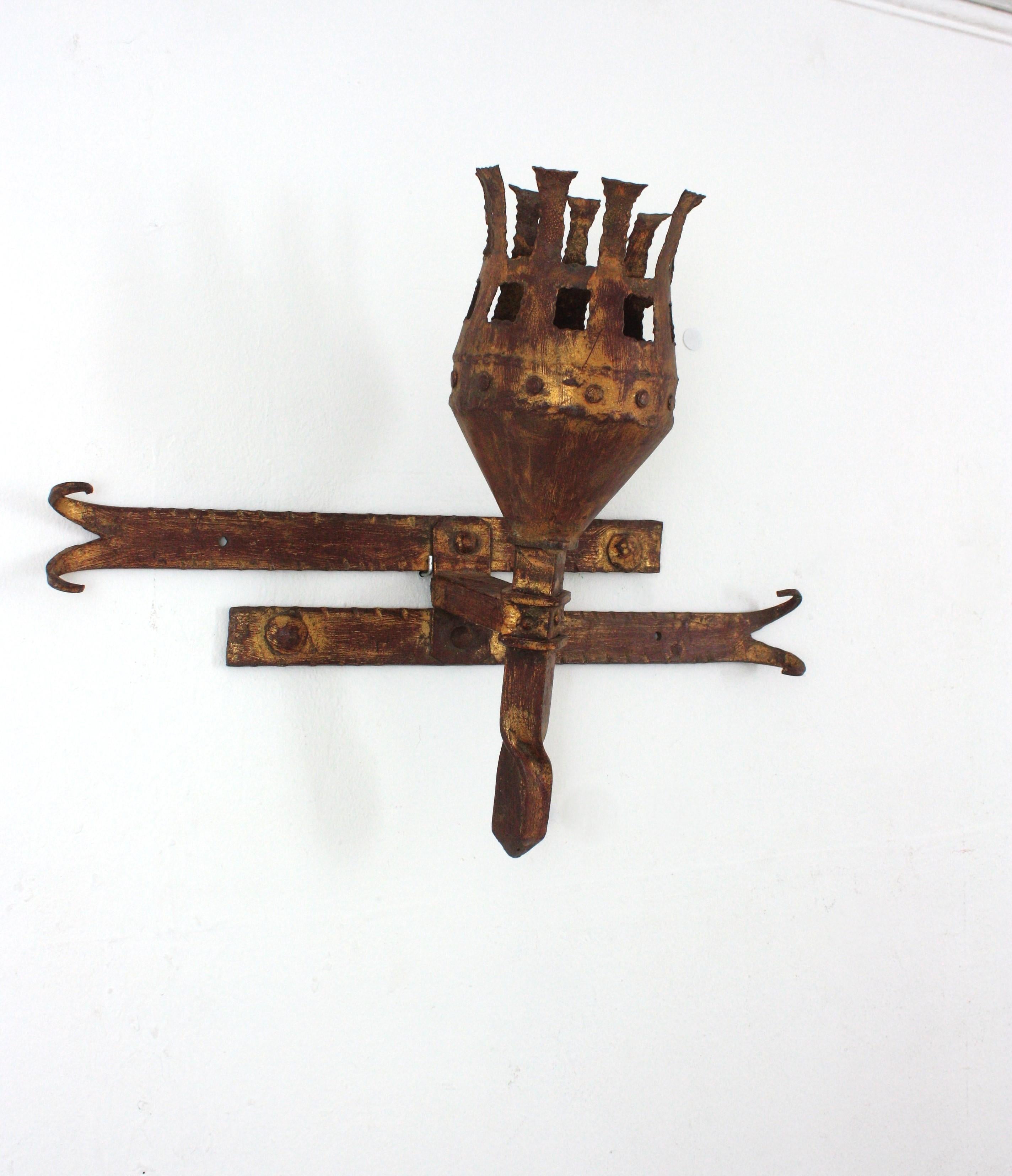 Pareja de apliques de antorcha en hierro dorado, estilo medieval, años 40 en venta 5