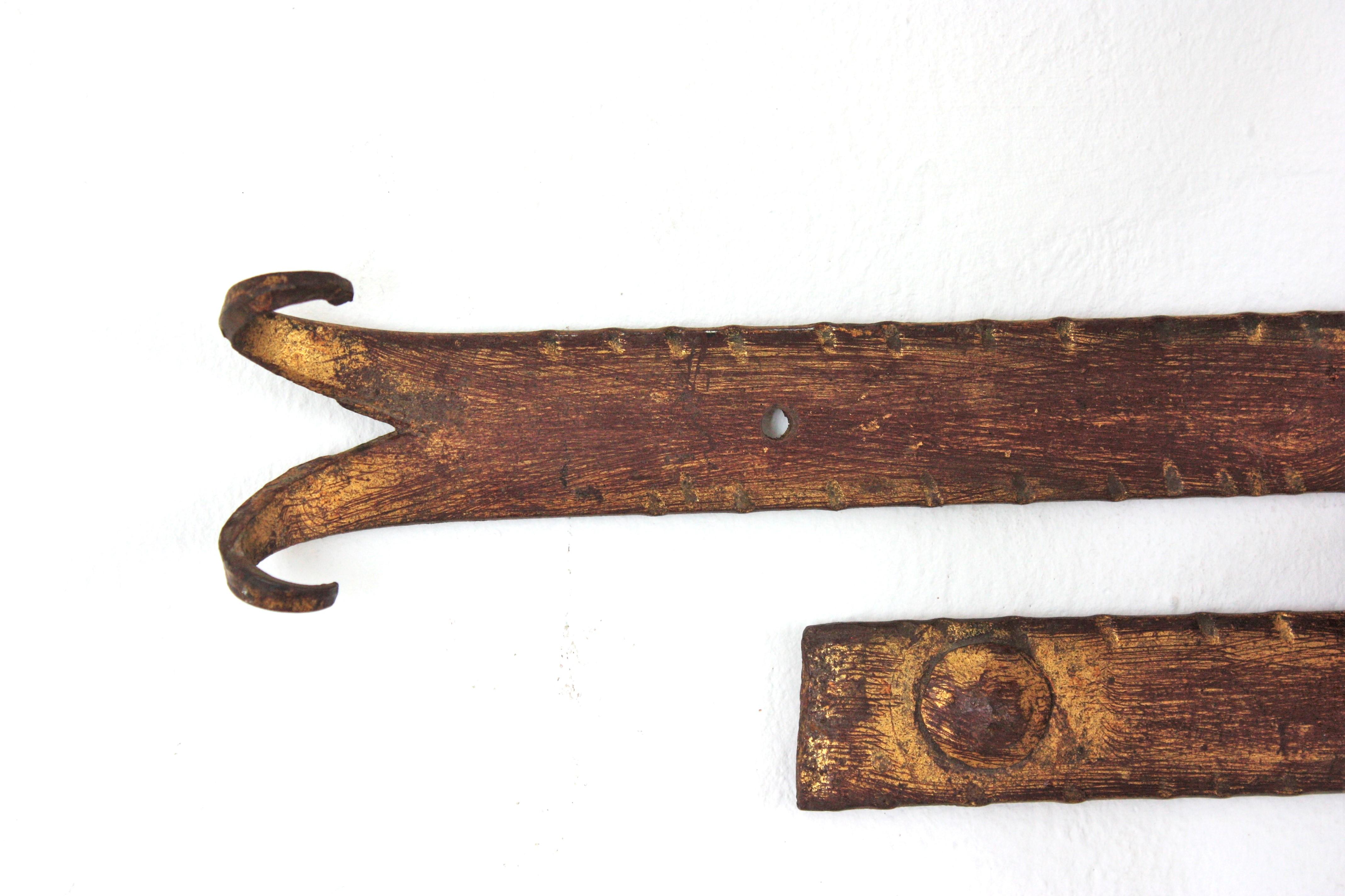 Pareja de apliques de antorcha en hierro dorado, estilo medieval, años 40 en venta 6