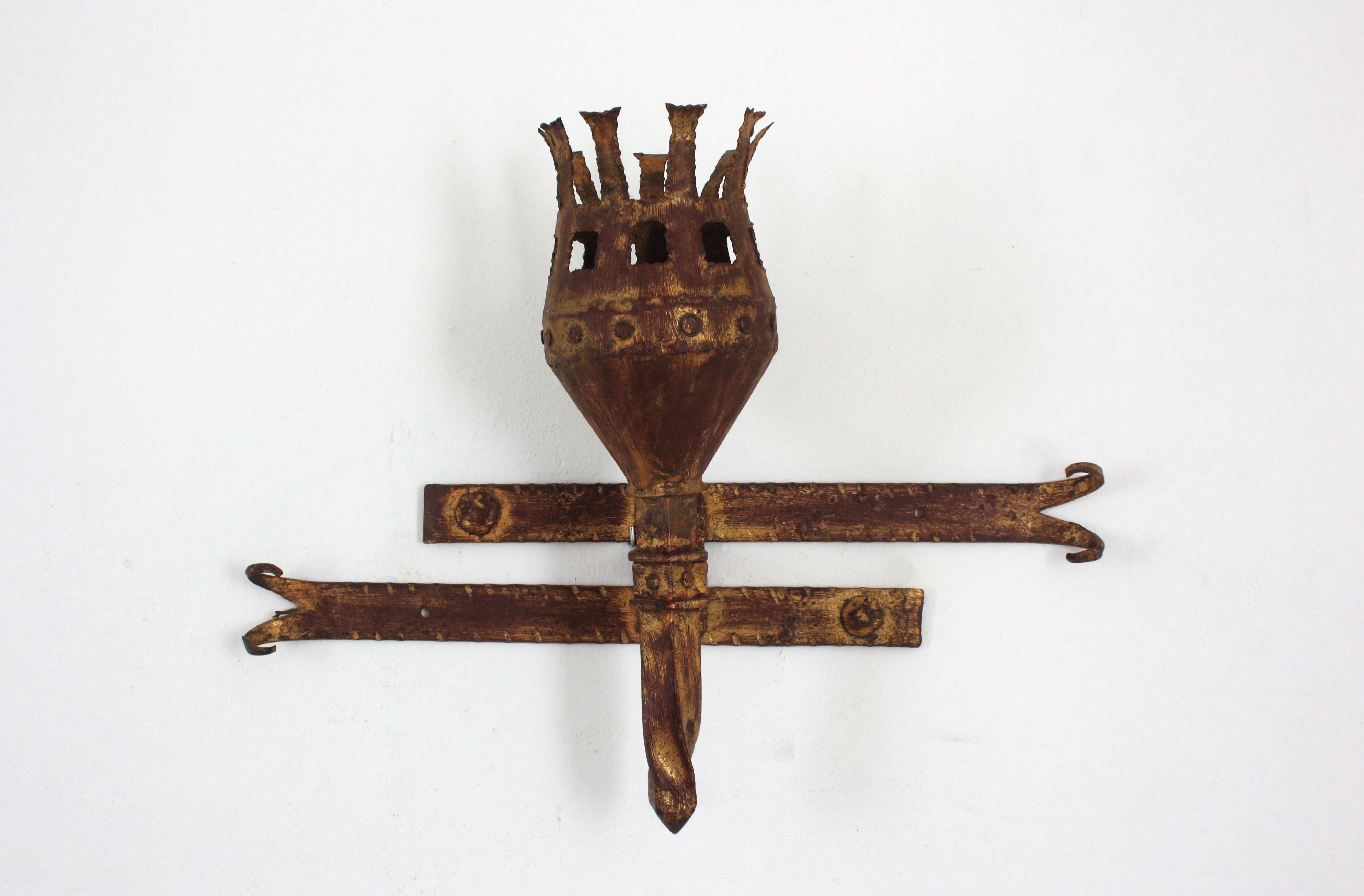 Pareja de apliques de antorcha en hierro dorado, estilo medieval, años 40 en venta 7
