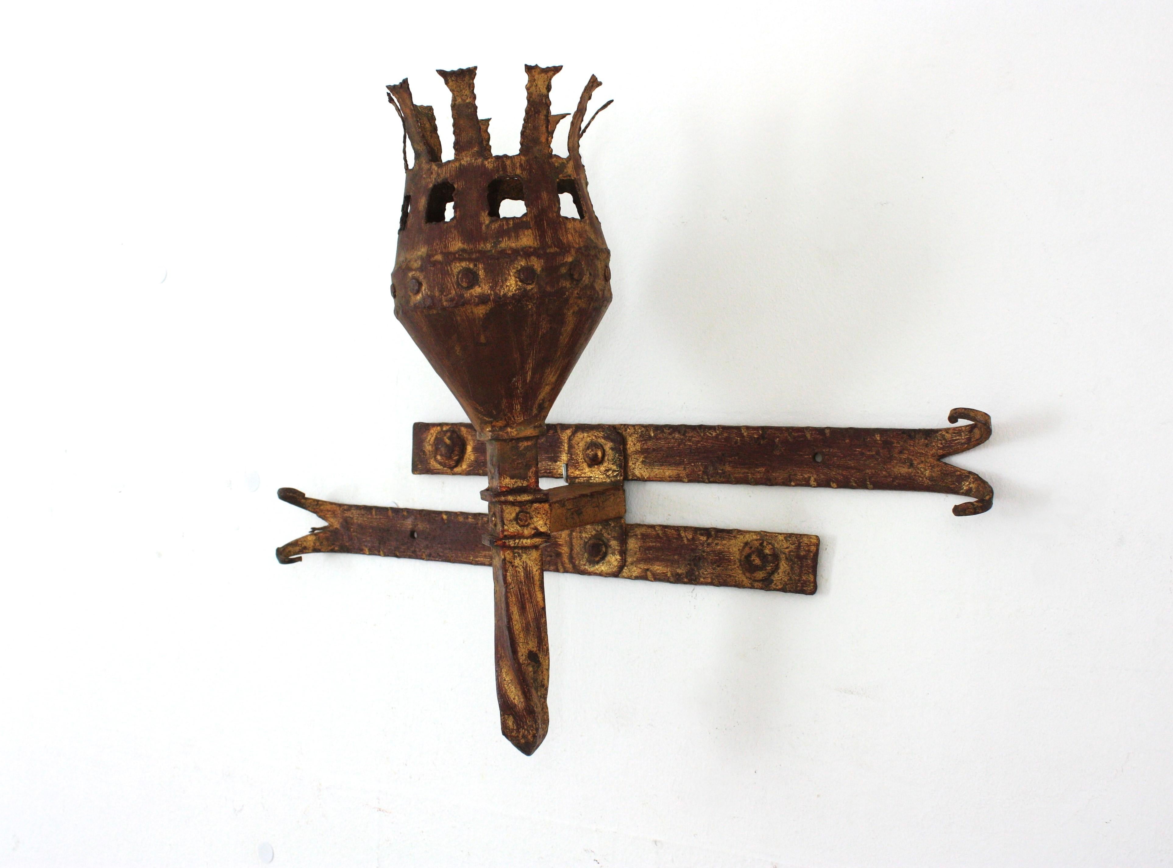Pareja de apliques de antorcha en hierro dorado, estilo medieval, años 40 en venta 8