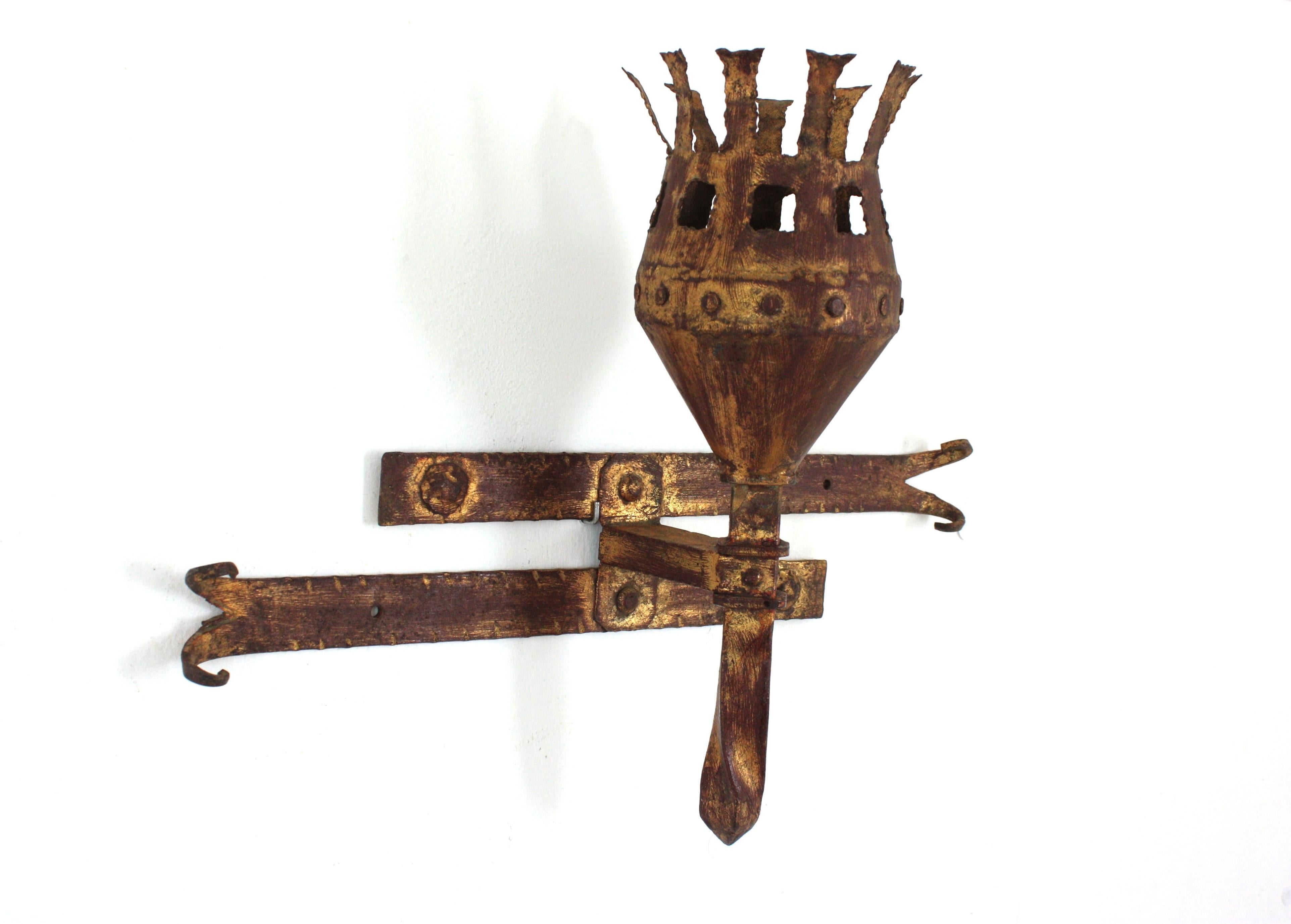 Pareja de apliques de antorcha en hierro dorado, estilo medieval, años 40 en venta 9