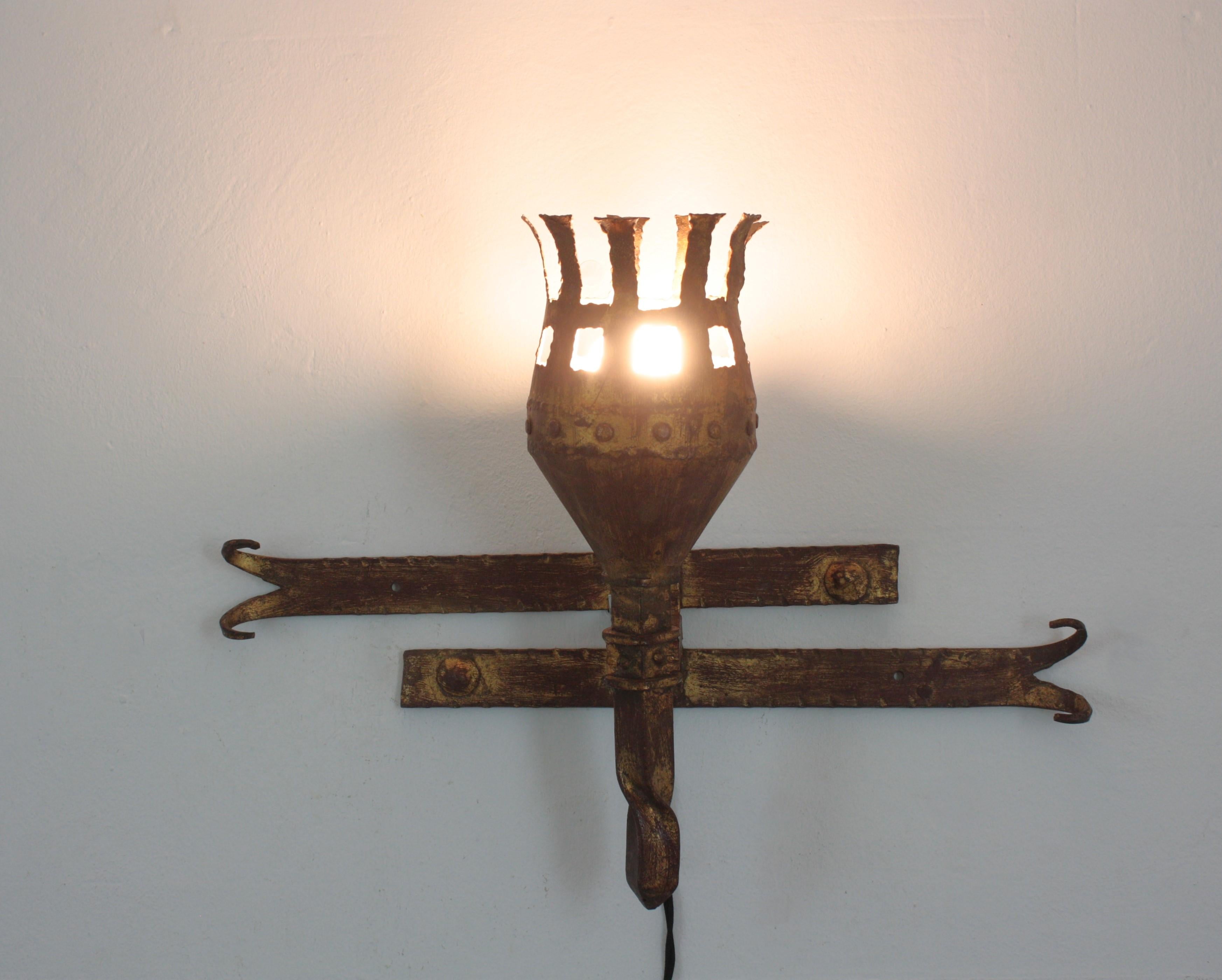 Pareja de apliques de antorcha en hierro dorado, estilo medieval, años 40 en venta 10