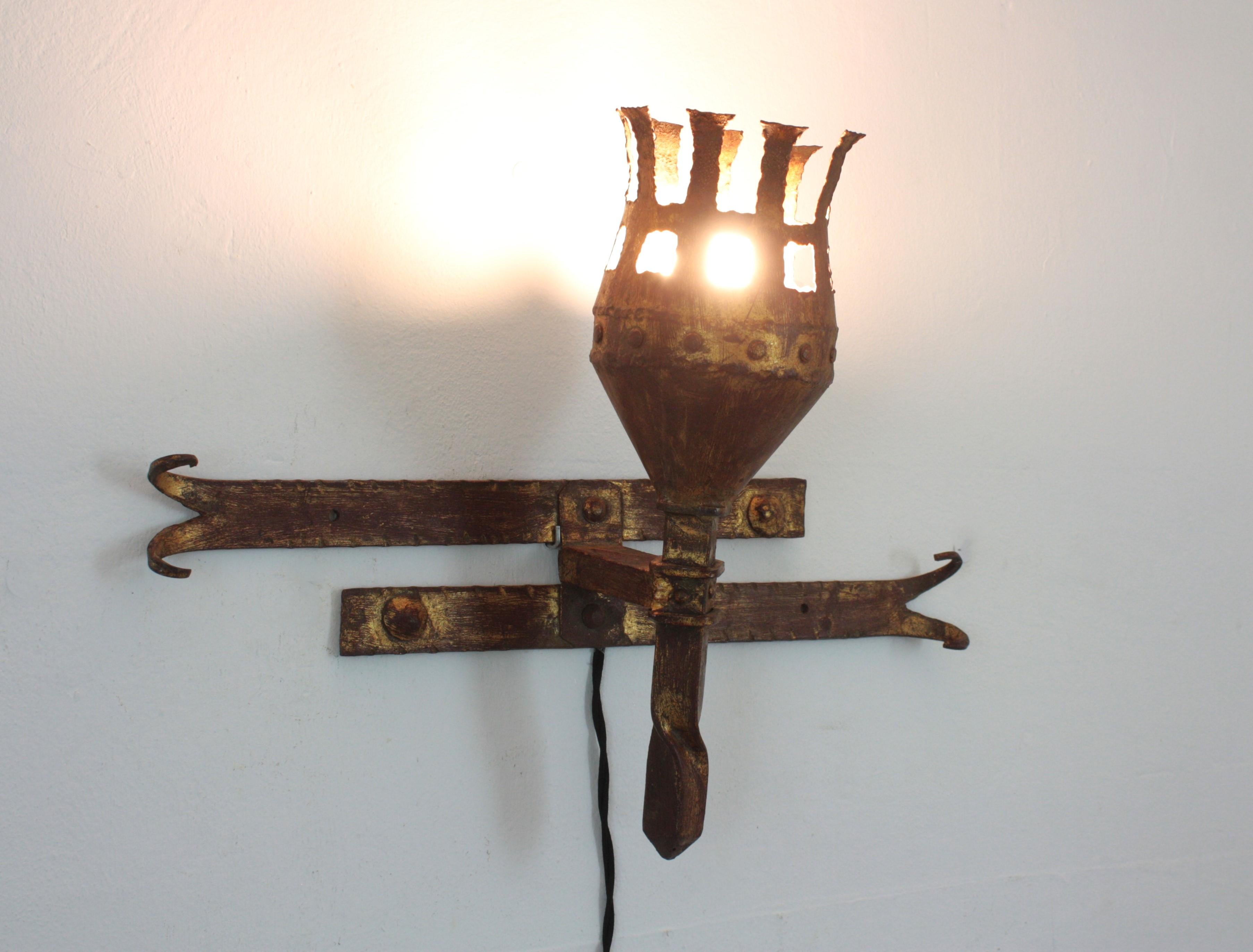 Pareja de apliques de antorcha en hierro dorado, estilo medieval, años 40 en venta 11