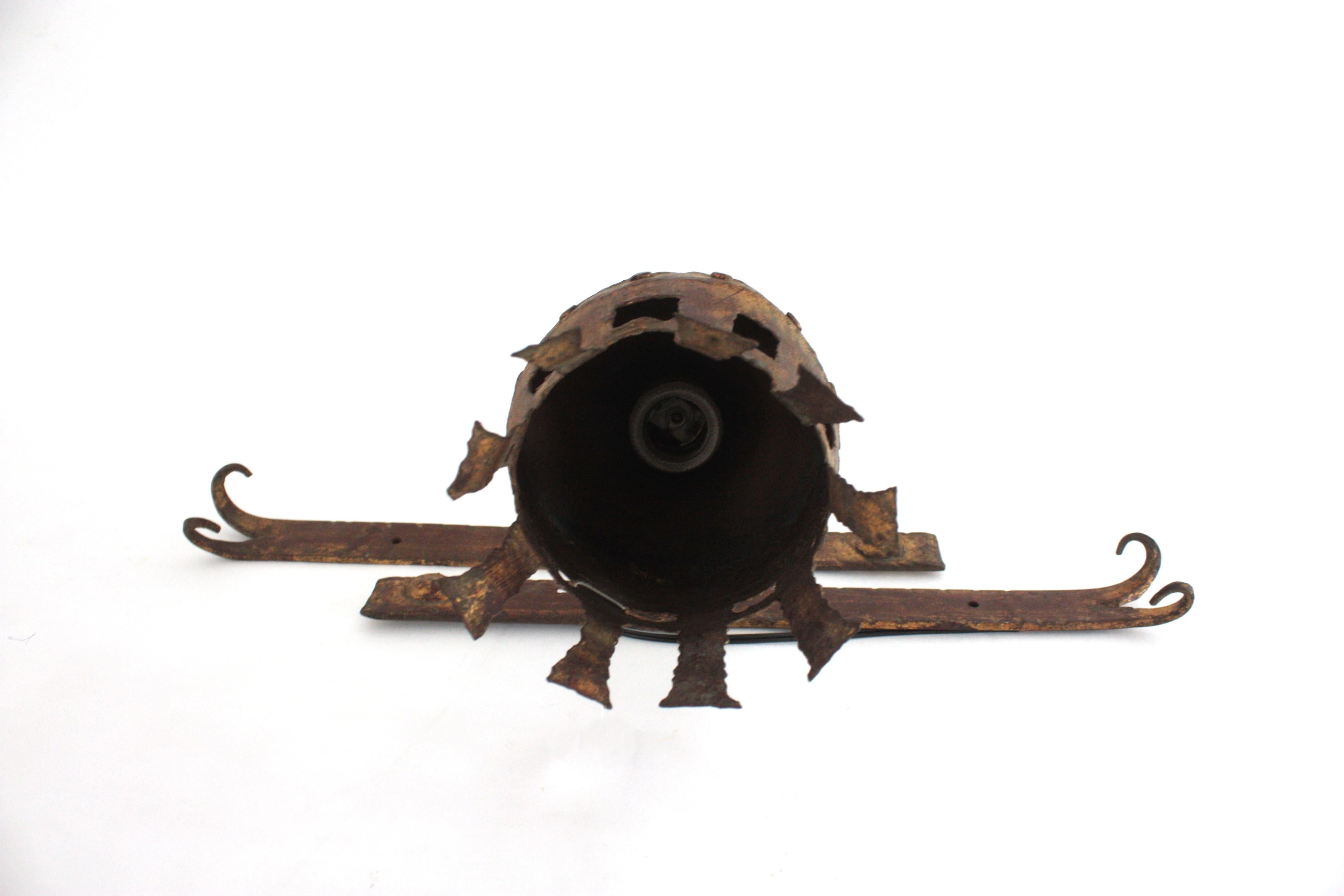 Pareja de apliques de antorcha en hierro dorado, estilo medieval, años 40 en venta 12