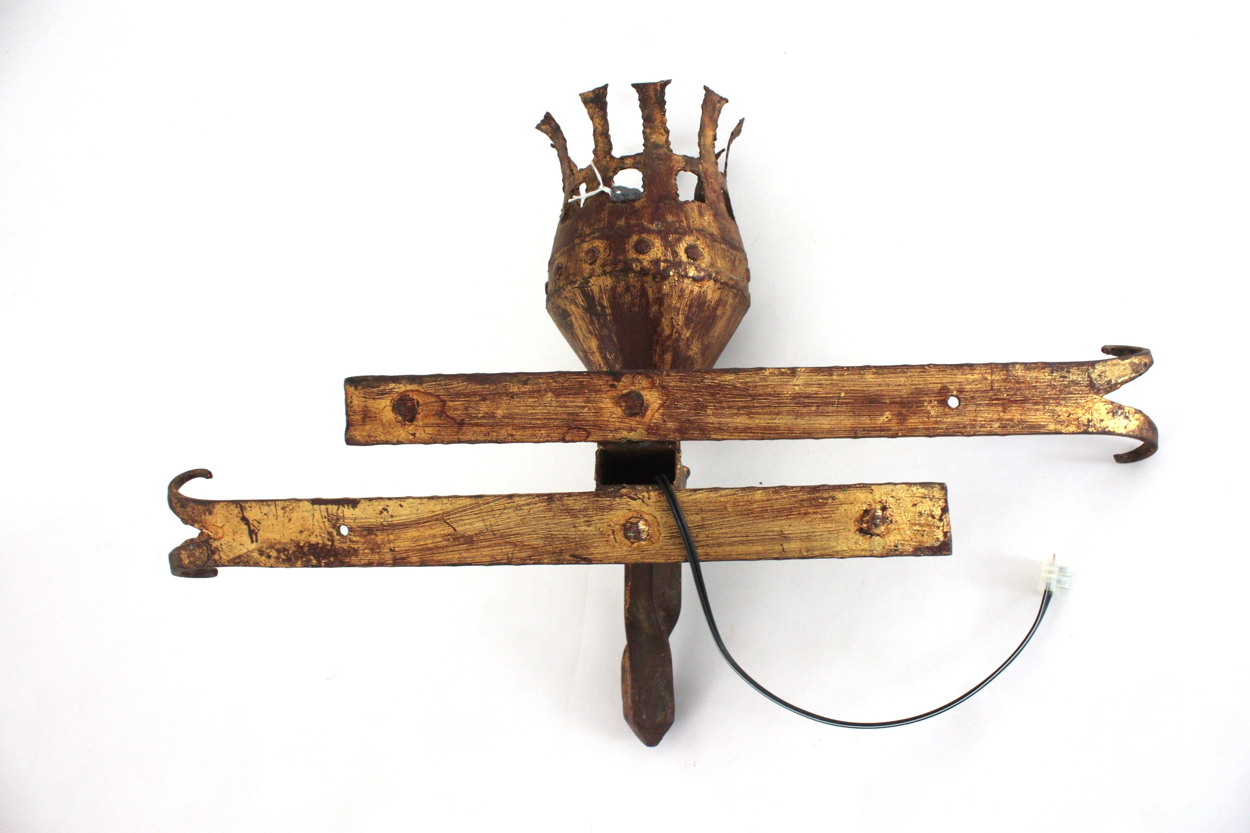 Pareja de apliques de antorcha en hierro dorado, estilo medieval, años 40 en venta 13