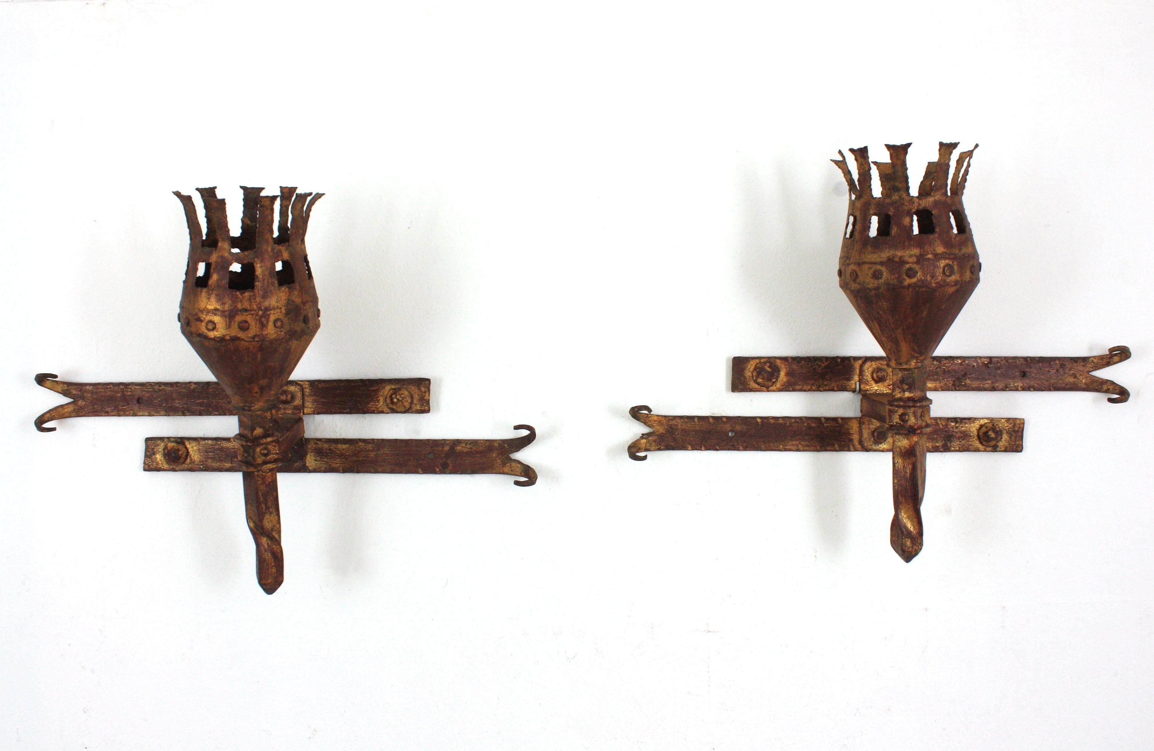 Pareja de apliques de antorcha en hierro dorado, estilo medieval, años 40 Español en venta