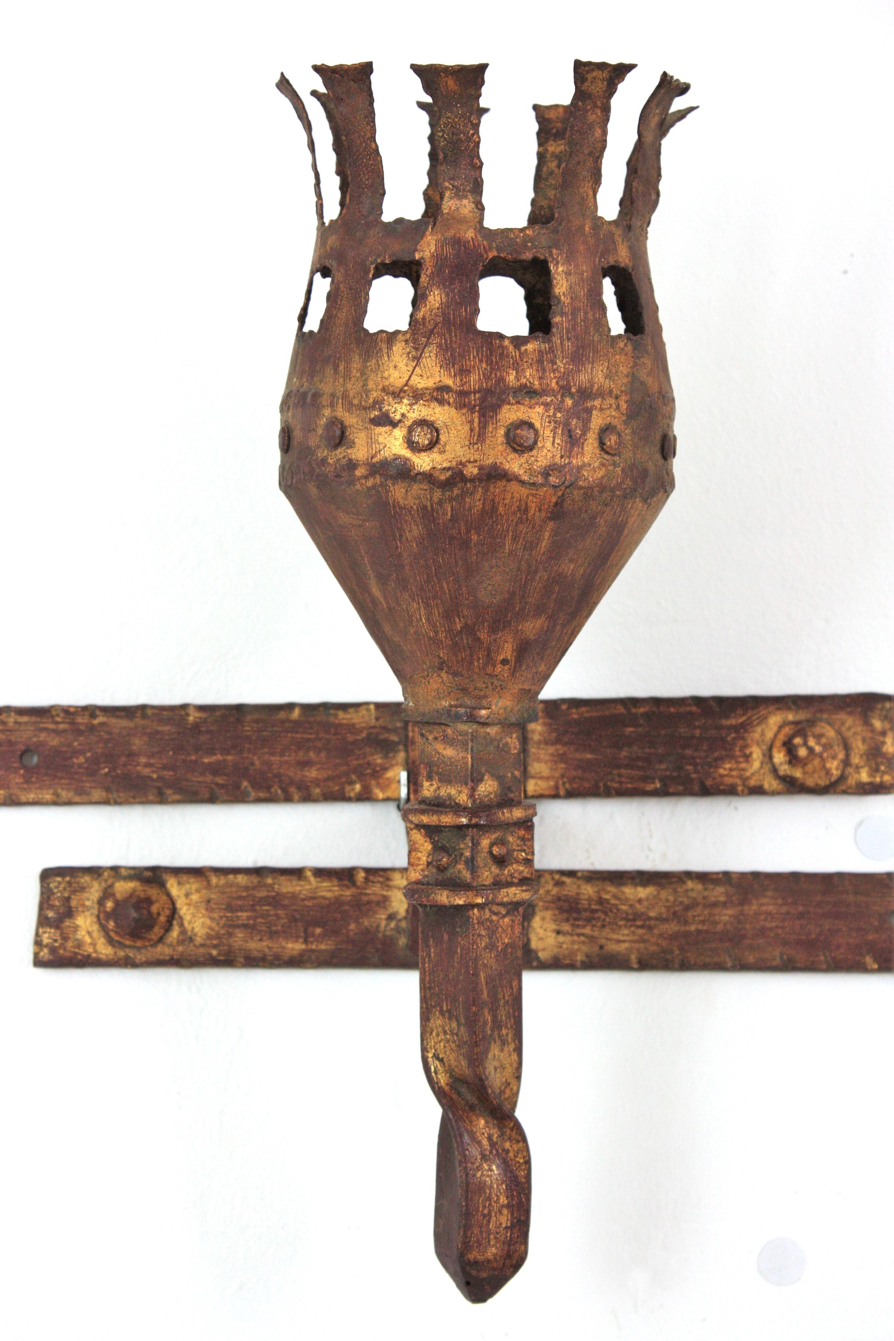 Pareja de apliques de antorcha en hierro dorado, estilo medieval, años 40 en Bueno estado para la venta en Barcelona, ES