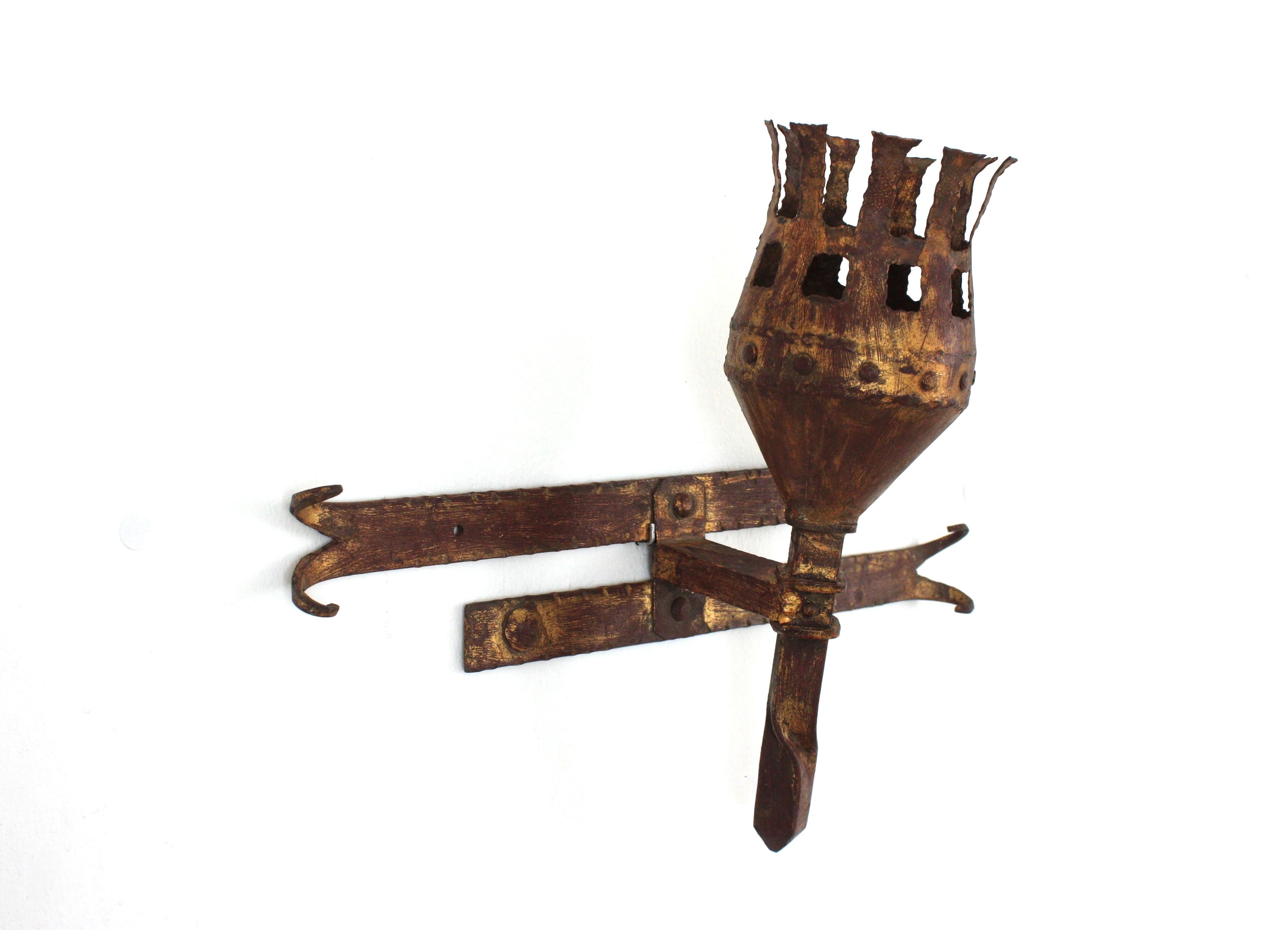 Pareja de apliques de antorcha en hierro dorado, estilo medieval, años 40 siglo XX en venta