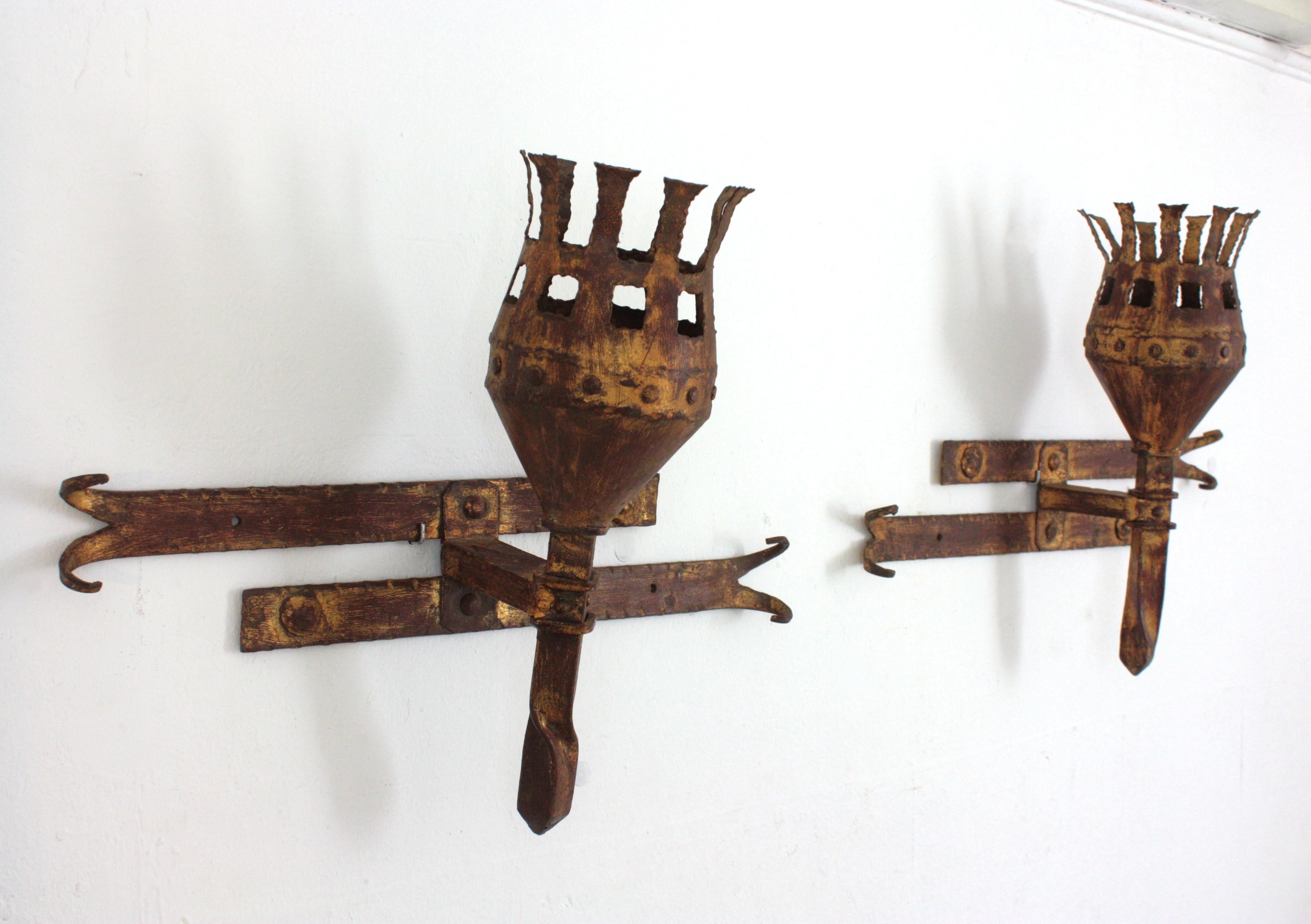 Pareja de apliques de antorcha en hierro dorado, estilo medieval, años 40 Hierro en venta