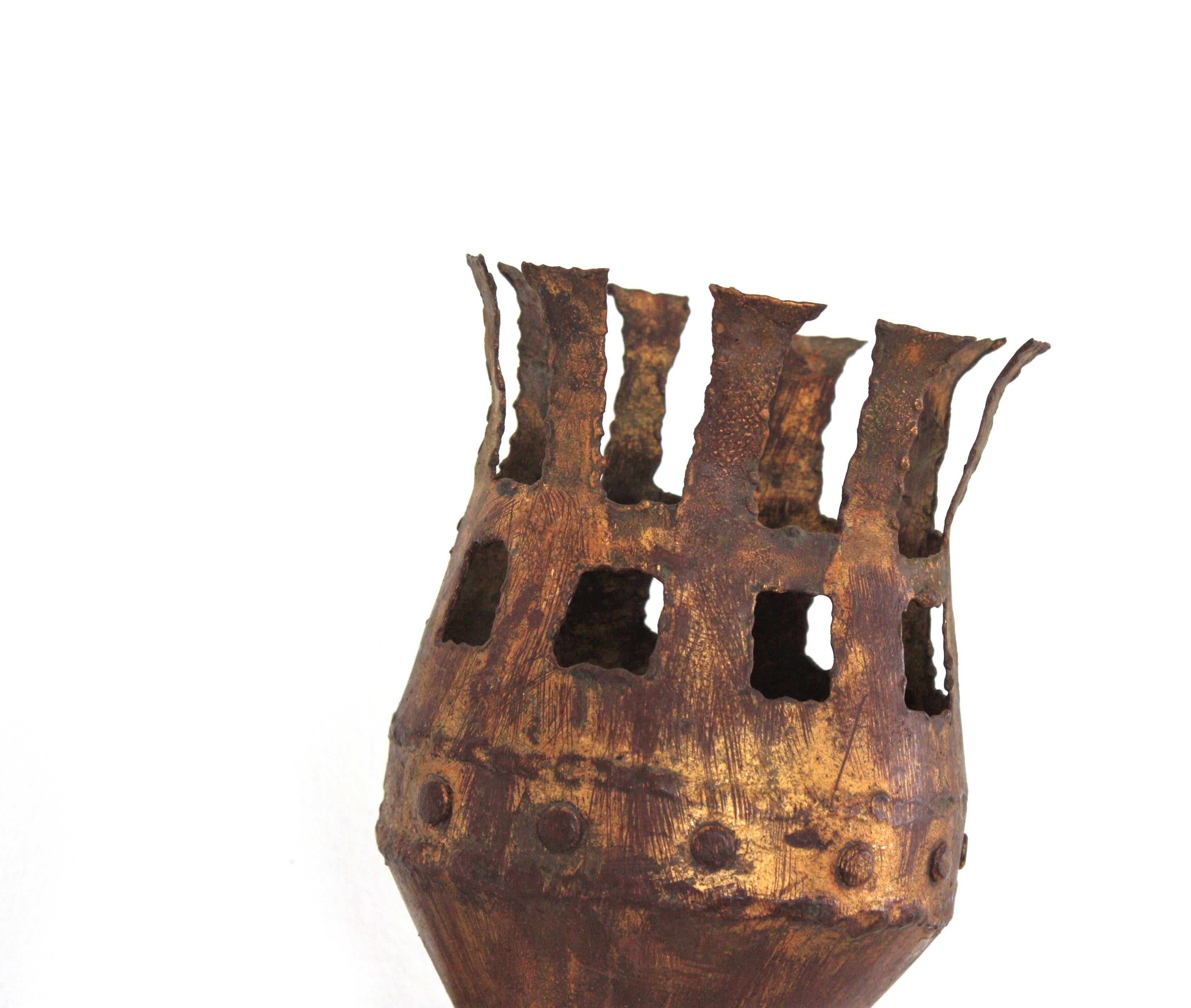 Pareja de apliques de antorcha en hierro dorado, estilo medieval, años 40 en venta 1