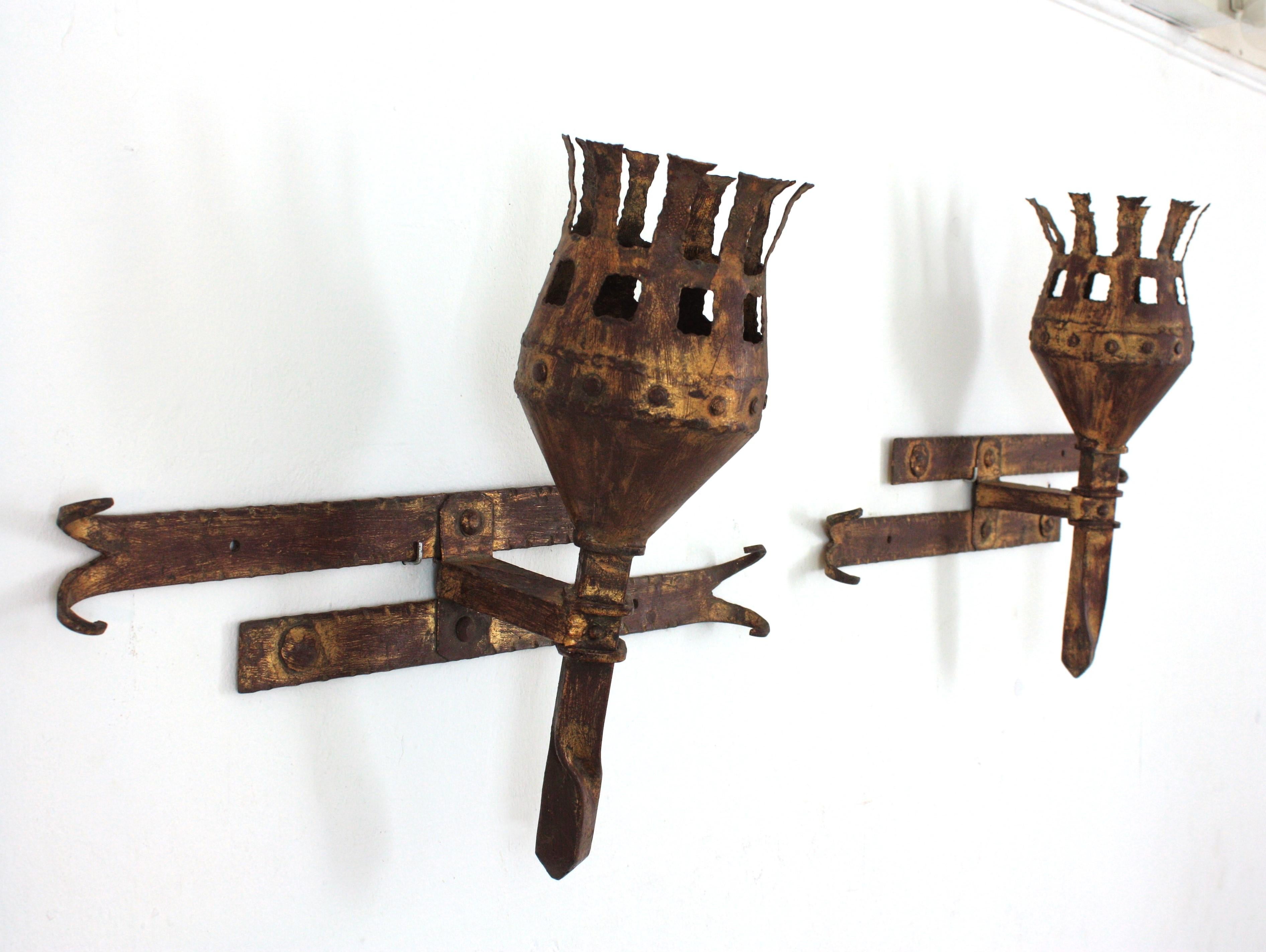 Pareja de apliques de antorcha en hierro dorado, estilo medieval, años 40 en venta 2