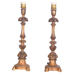 Paire de torches en bois doré, tourné et sculpté
