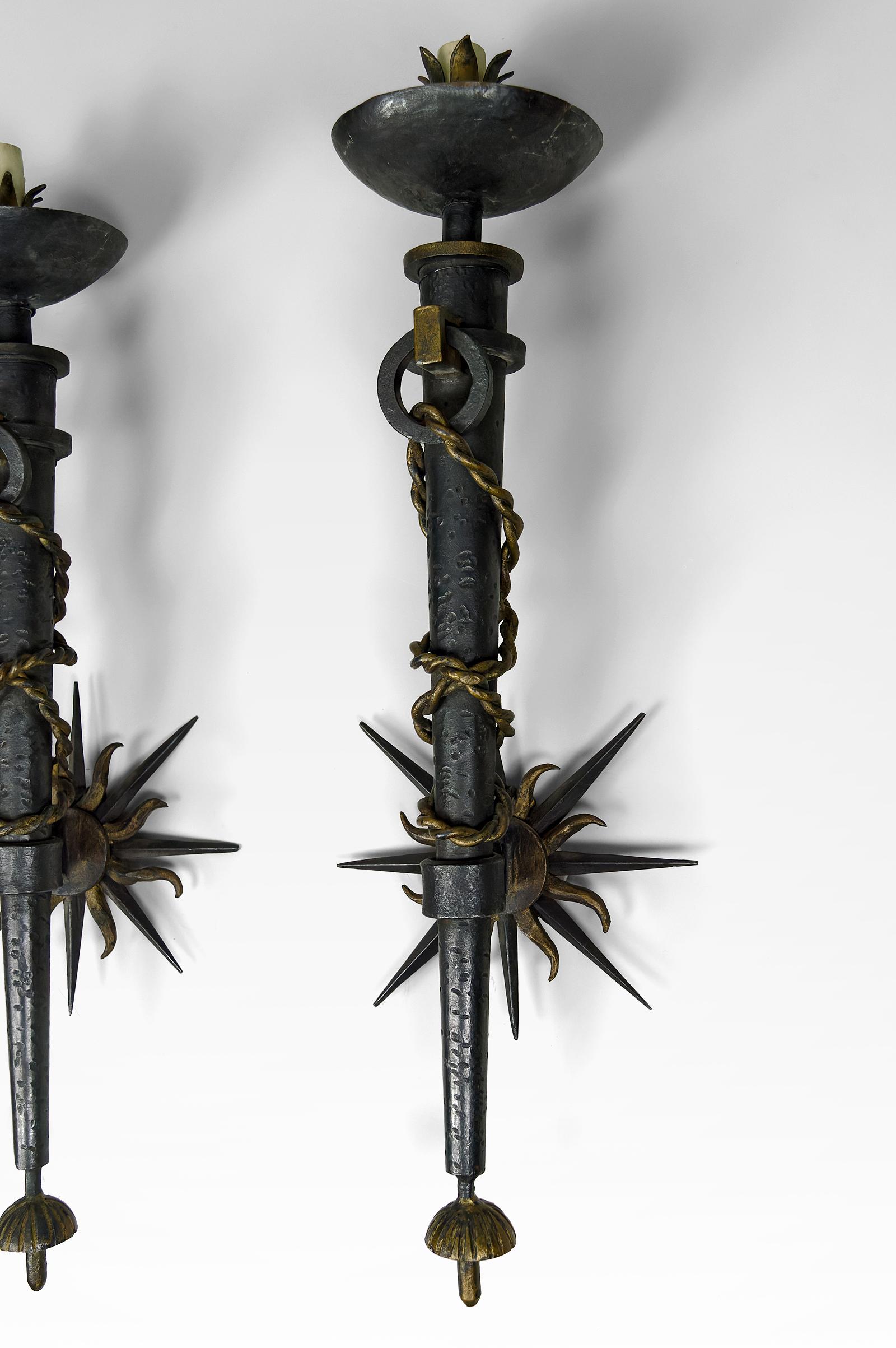Pair of torchiere sconces in wrought iron by Gilbert Poillerat, France, 1940's In Good Condition For Sale In VÉZELAY, FR
