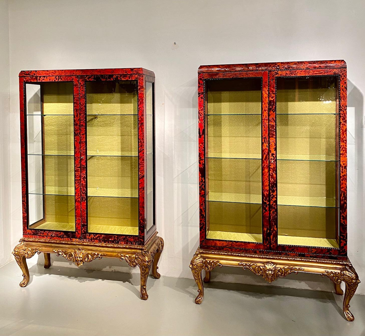 Zwei einzigartige Vitrinen im Stil Louis XV aus Schildpatt und vergoldetem Holz von Maison Franck.
Ausgestattet mit 3 Glasböden.
Diese Schränke wurden seinerzeit auf Bestellung gefertigt. Es gibt einen kleinen Unterschied, die Holzarbeit des Bodens