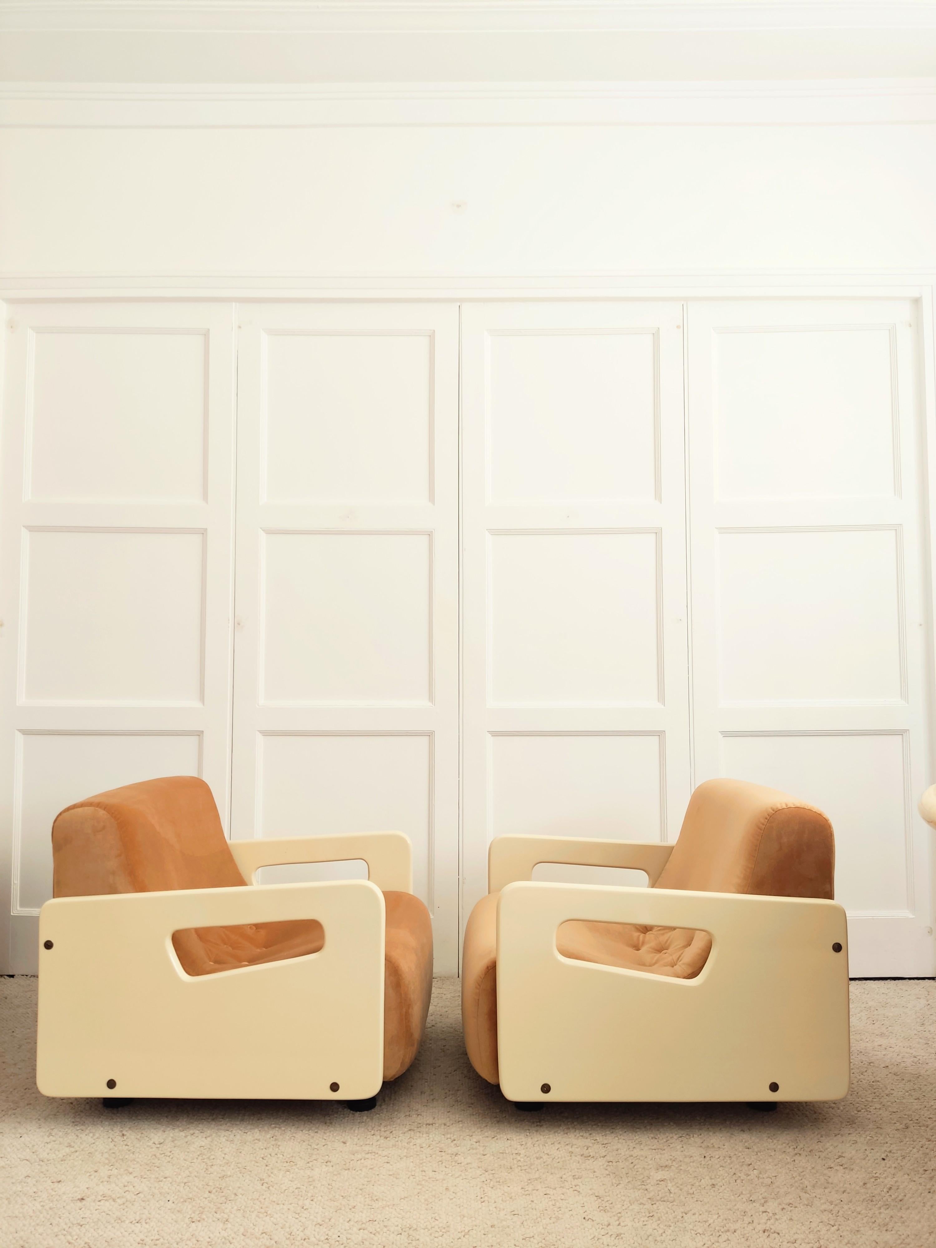 Paire de fauteuils - modèle Tortuga par Beka - Italie, années 1960.

Entièrement restauré avec des accoudoirs en bois laqué crème fixés par des vis en laiton d'origine à un siège en velours marron clair de Casal.
Une pièce rare et