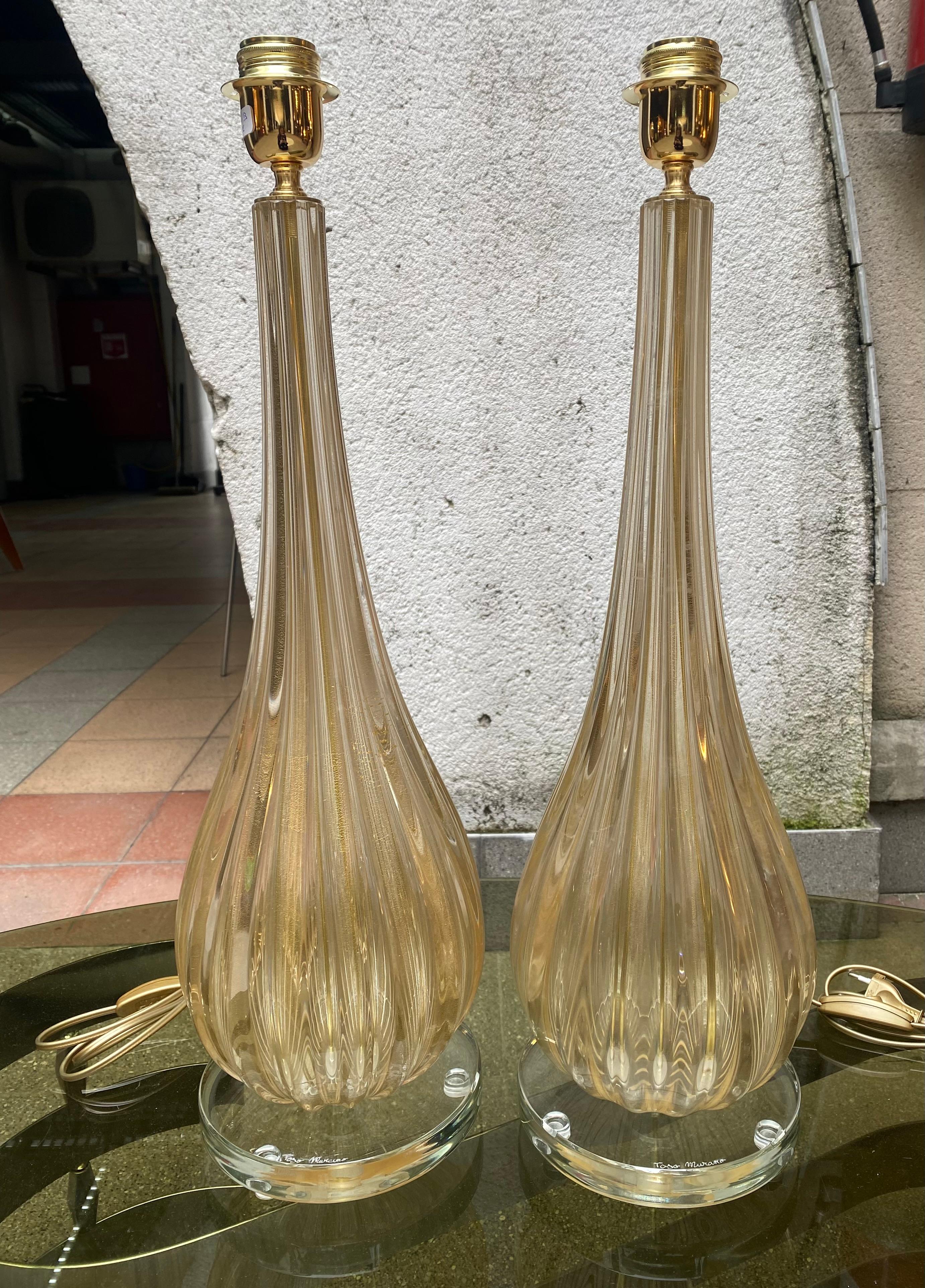 Pair of Toso Murano lamps
Murano glass 
Gold 
Dimensions : h62xl20cm
ref : c/1942/2/B
Price : 3200€ for the pair.