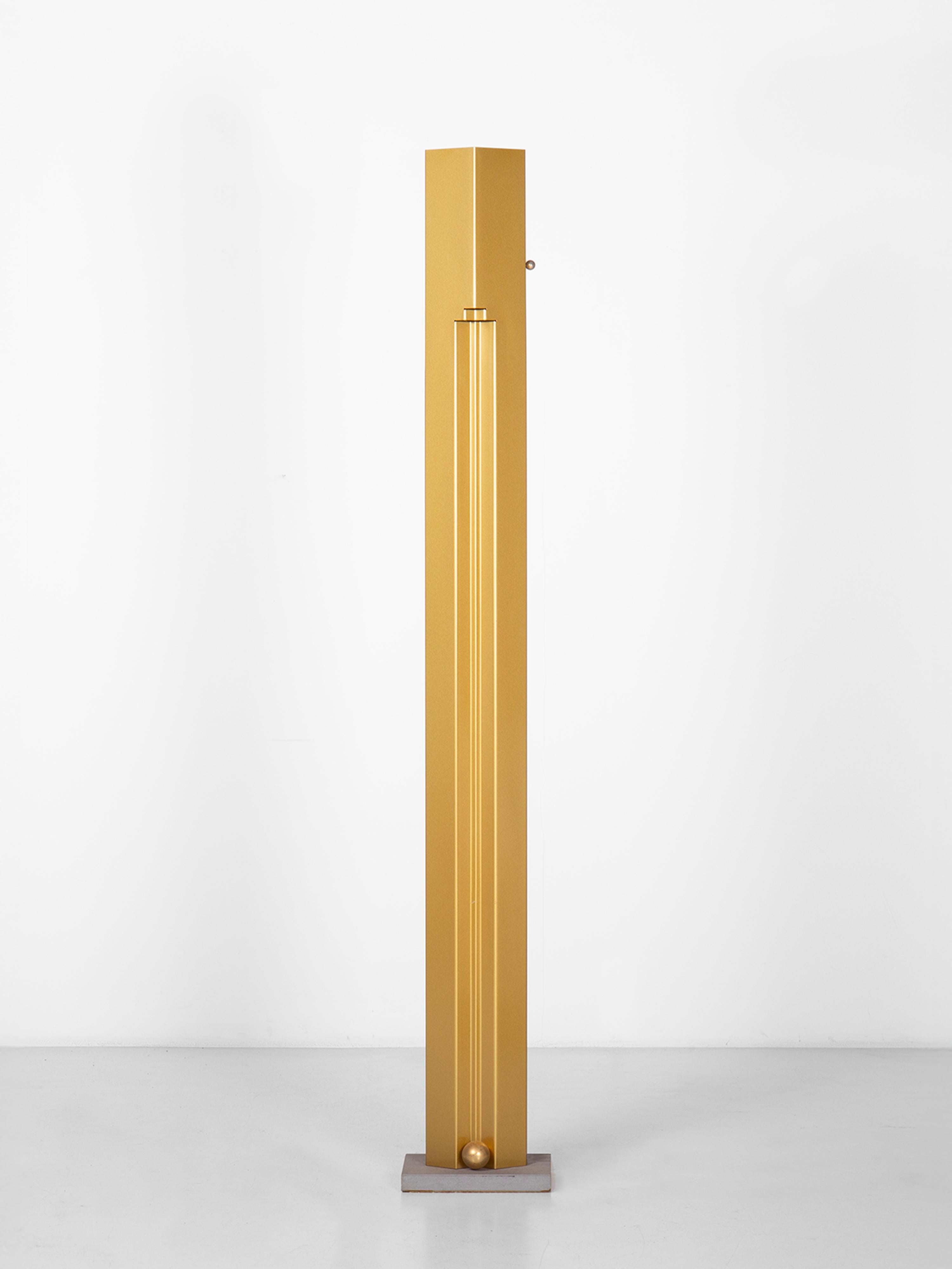 Pareja de lámparas de pie Totem de Kazuhide Takahama. 
Estructura de acero dorado cepillado. Base en pietra serena. Remates de bola de latón. Reflector regulable.

Bibliografíau2028
Accademia delle Belle Arti di Brera, 