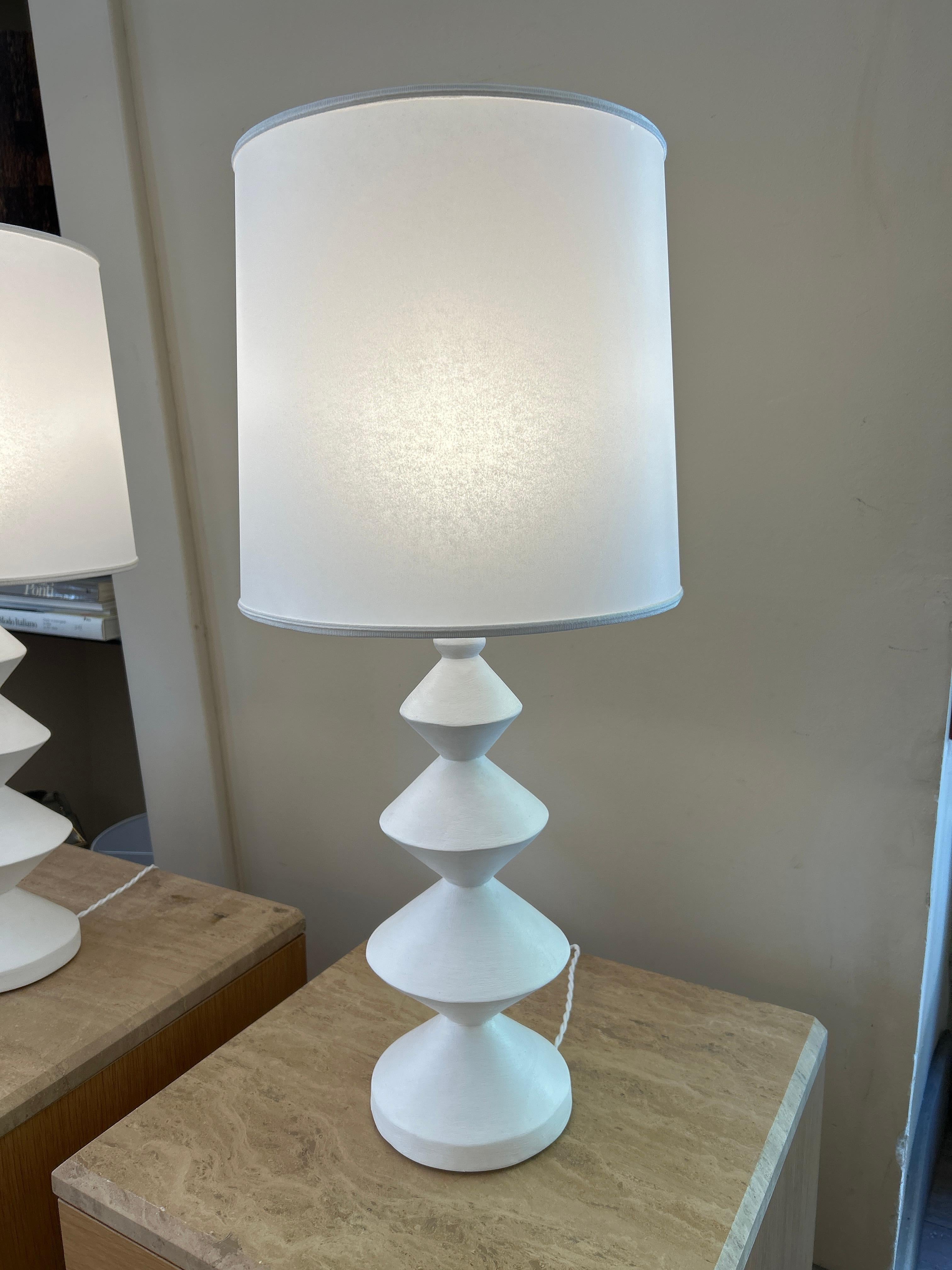 Mouvement esthétique Paire de lampes Totem, plâtre en vente