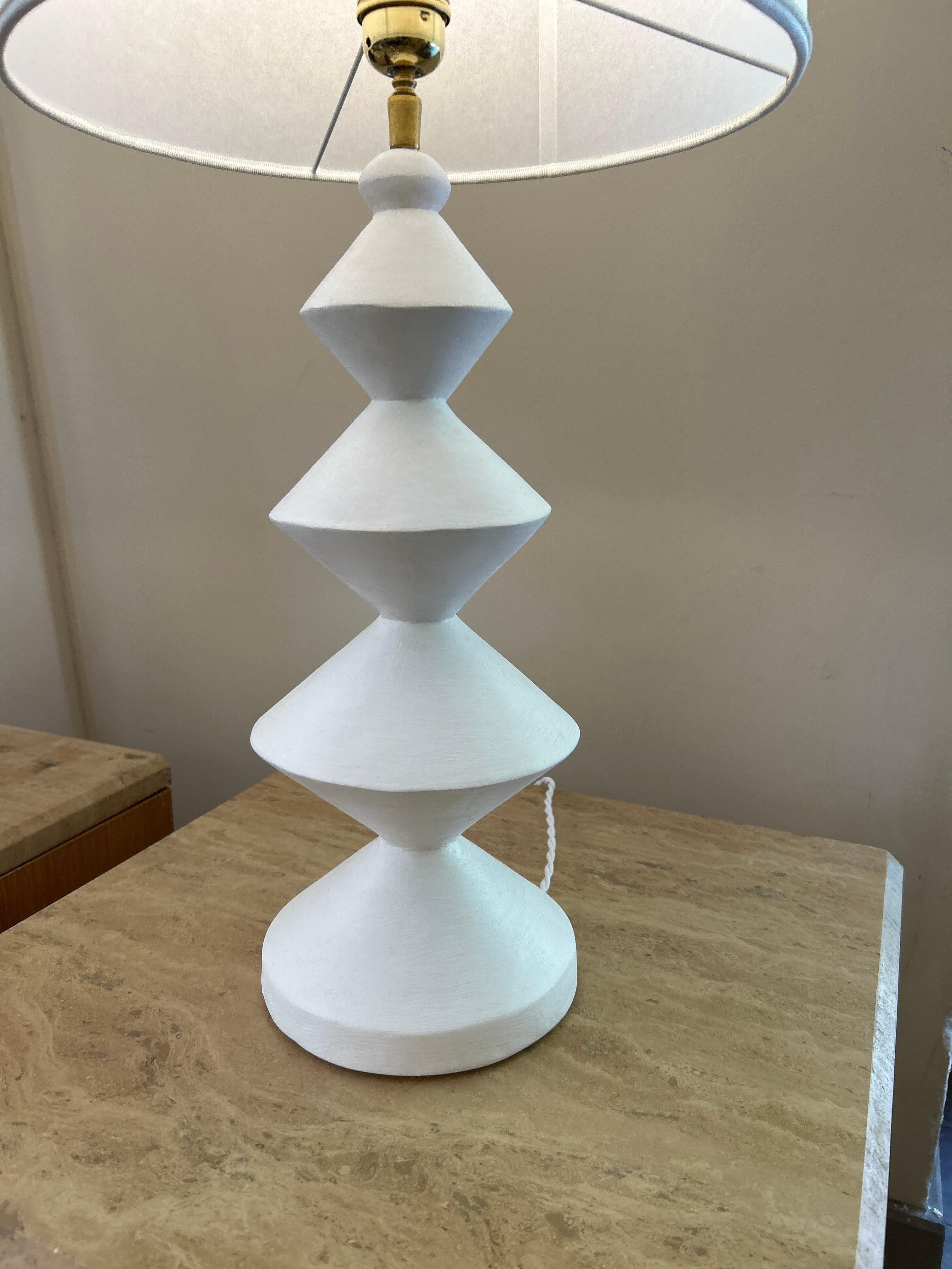 Français Paire de lampes Totem, plâtre en vente