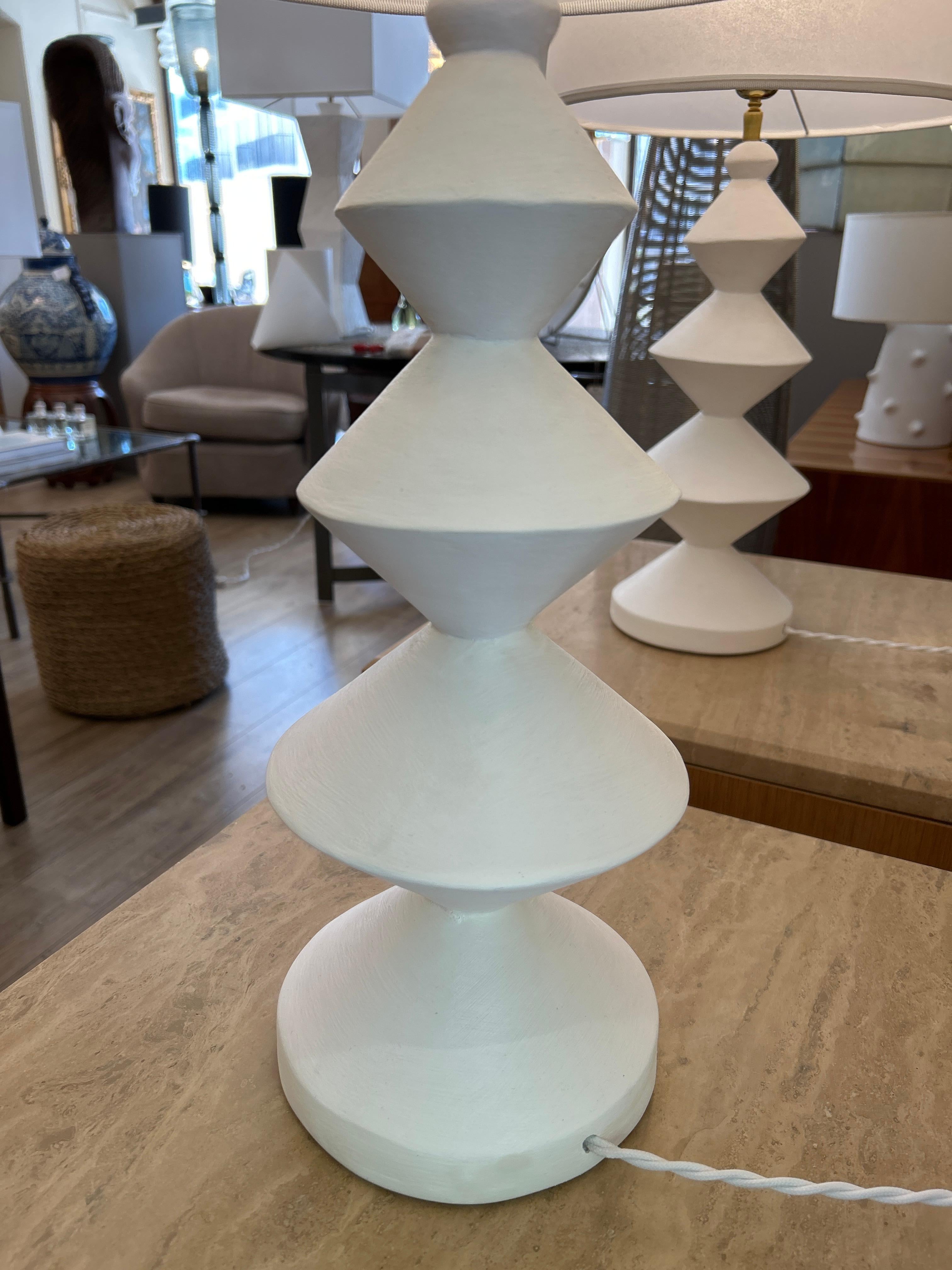 XXIe siècle et contemporain Paire de lampes Totem, plâtre en vente
