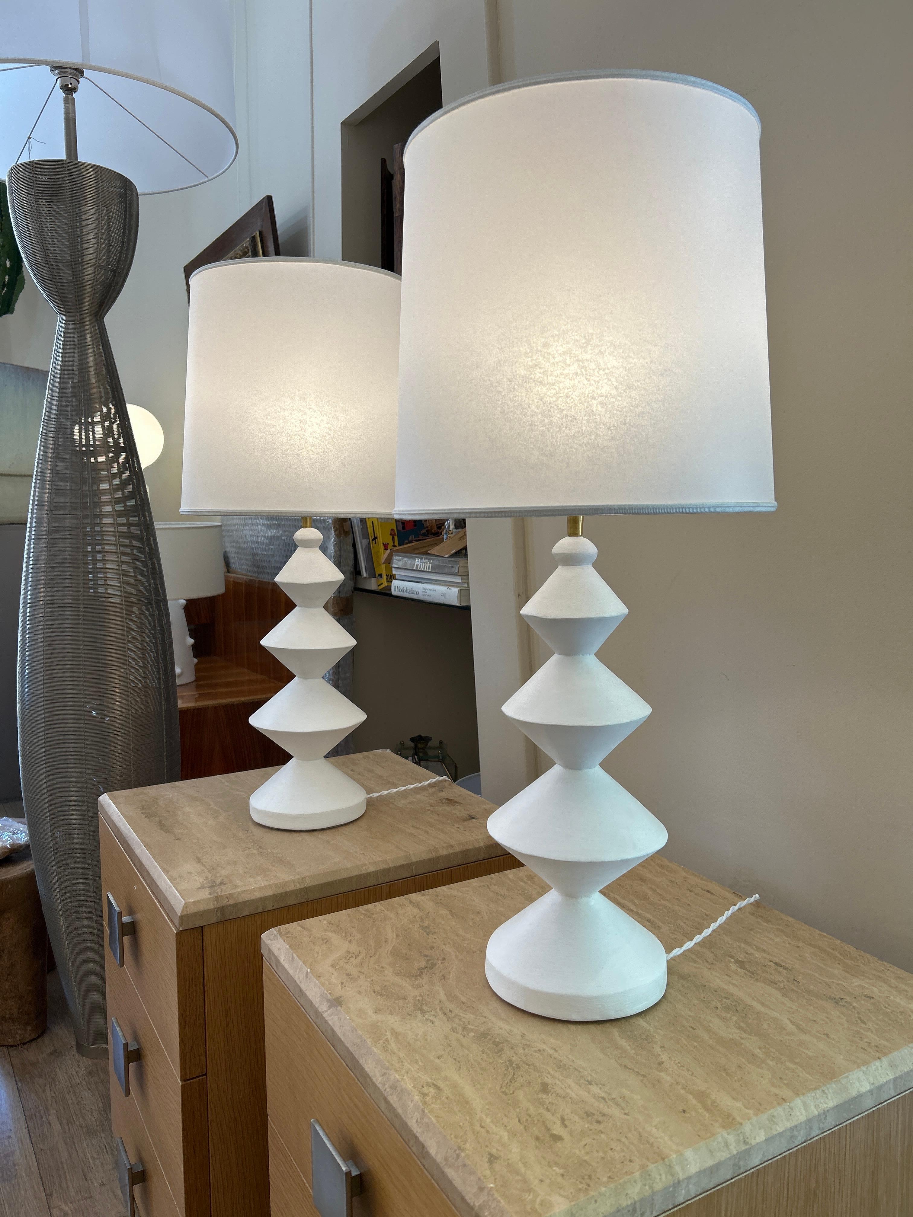 Paire de lampes Totem, plâtre en vente 1