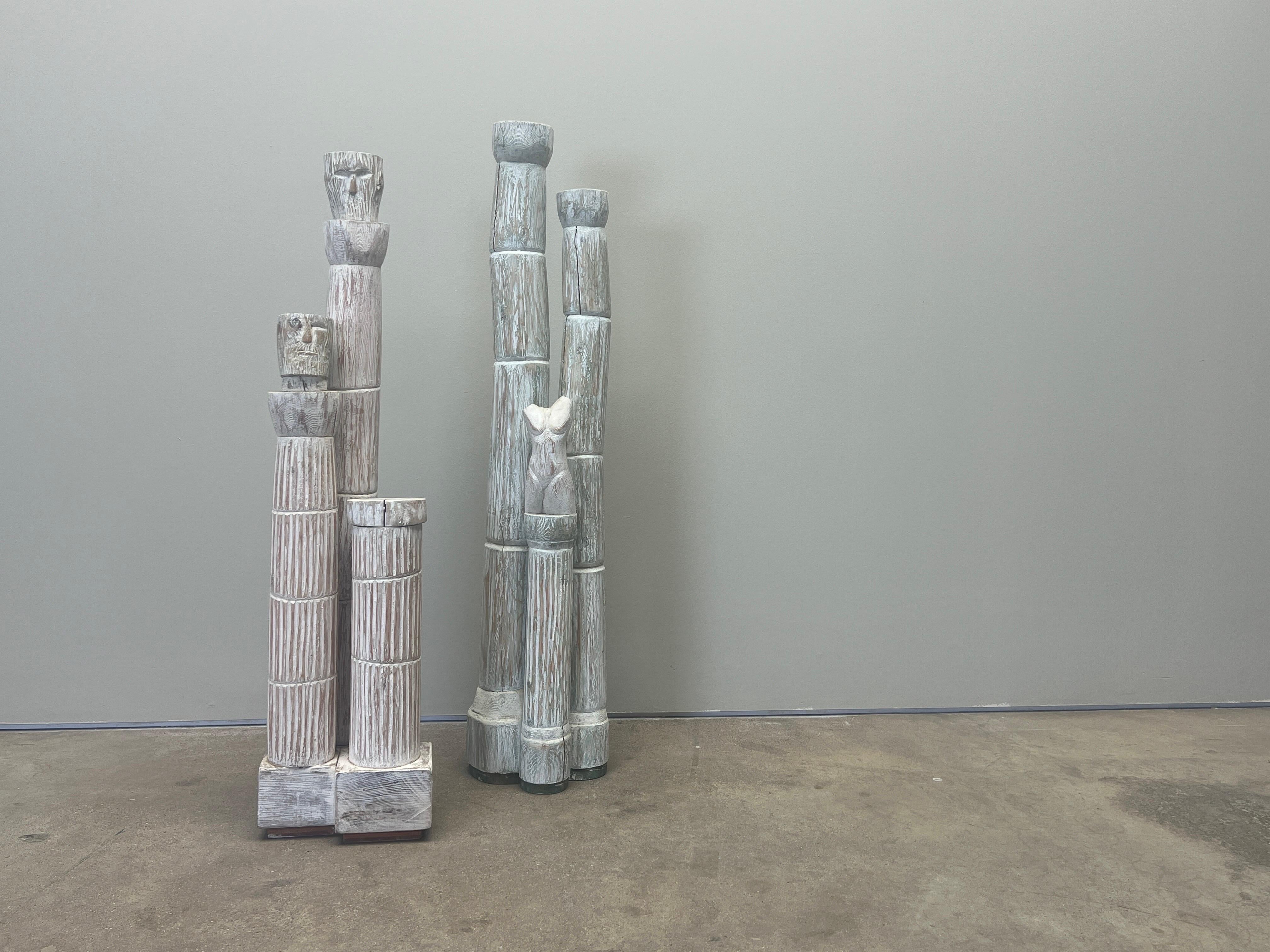 Coppia di sculture totem in legno di Meyer R. Wolfe, anni '70. 