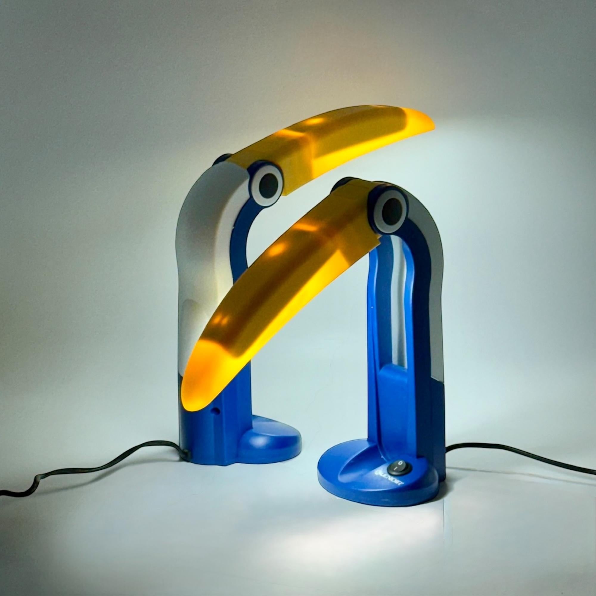 Pair of Toucan Lamps by HT Huang in Blue and Yellow - Collectible Lamps As New In Excellent Condition For Sale In San Benedetto Del Tronto, IT