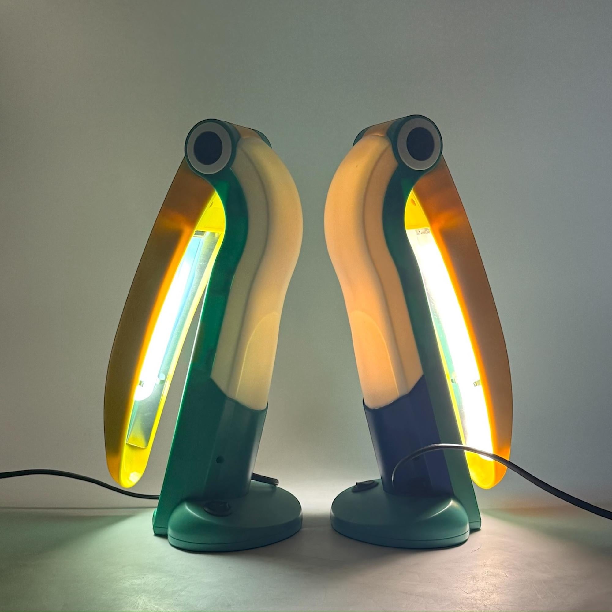 Plastique Paire de lampes toucans par HT Huang en jaune et vert - Lampes de collection en vente