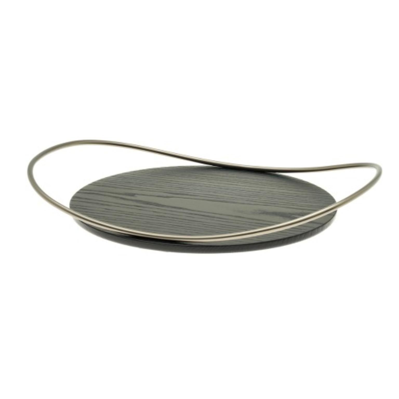 Maniglia ovale Touché Bois Canaletto di Mason Editions
Dimensioni: D 36 × H 4,4 cm, 48 cm con maniglia
Materiali: Legno Wood Canaletto.


Un'asta di metallo leggero che si appoggia sulla superficie e poi si solleva, quasi toccando la superficie