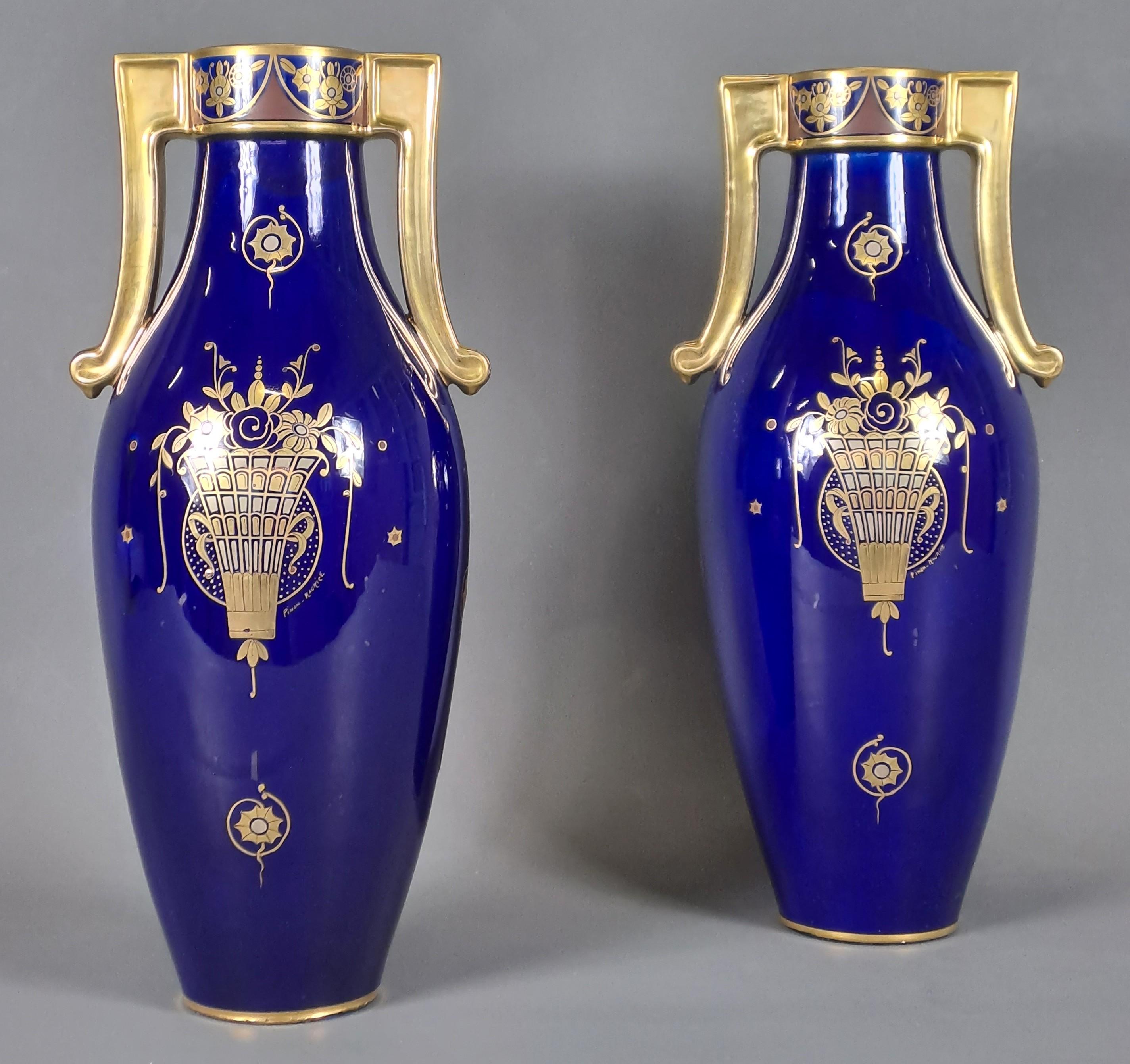 Beautiful pair of amphora vases in Tours blue porcelain with gilded and polychrome decoration with Art Deco-inspired motifs.

very beautiful pieces, deep blue.

Signed Maruice Pinon in the decor.

CIRCA 1930

Very good condition, no loss or accident.