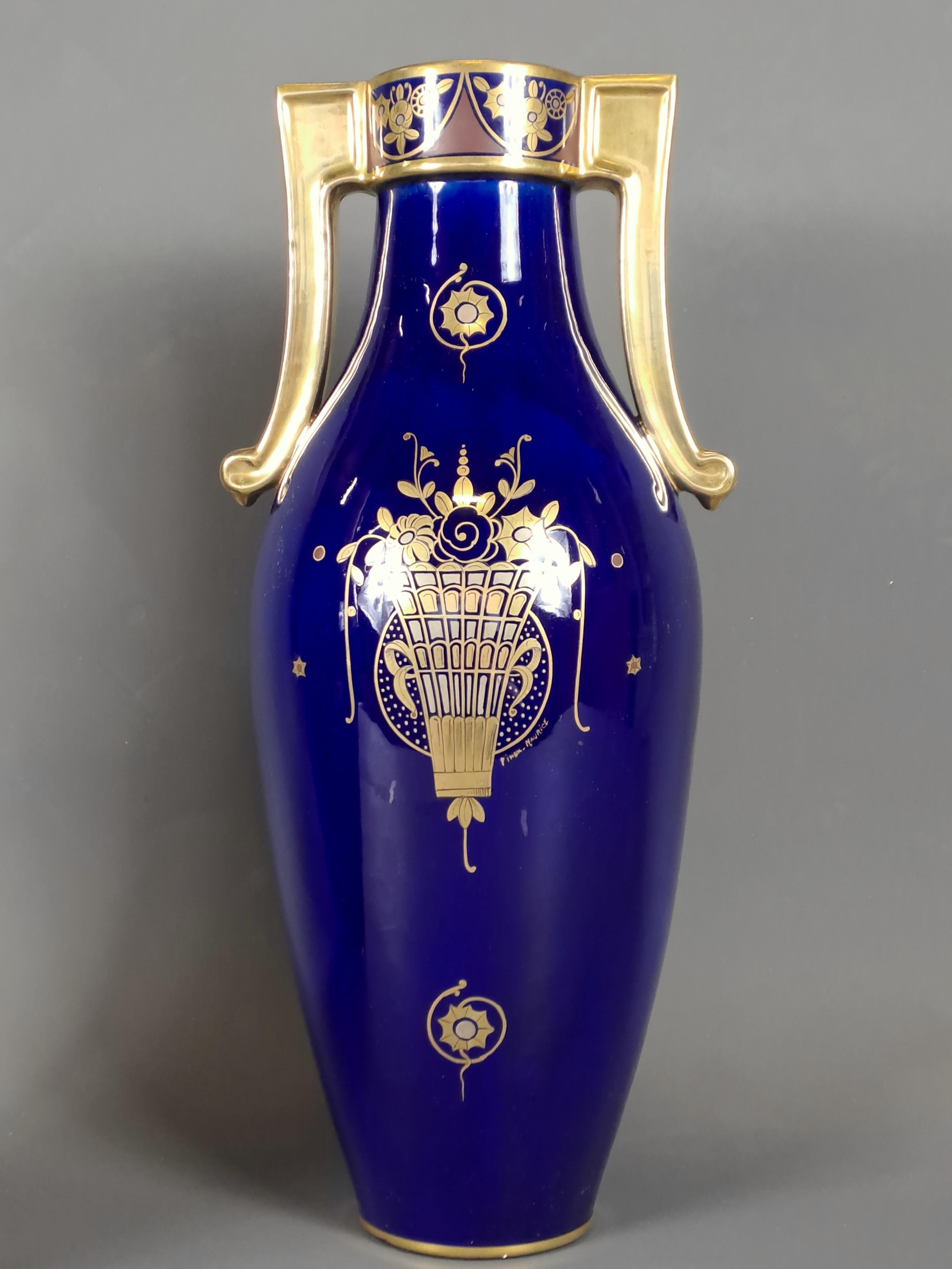 Paire de vases Amphora en porcelaine de Tour signés Maurice Pinon Bon état - En vente à BARSAC, FR