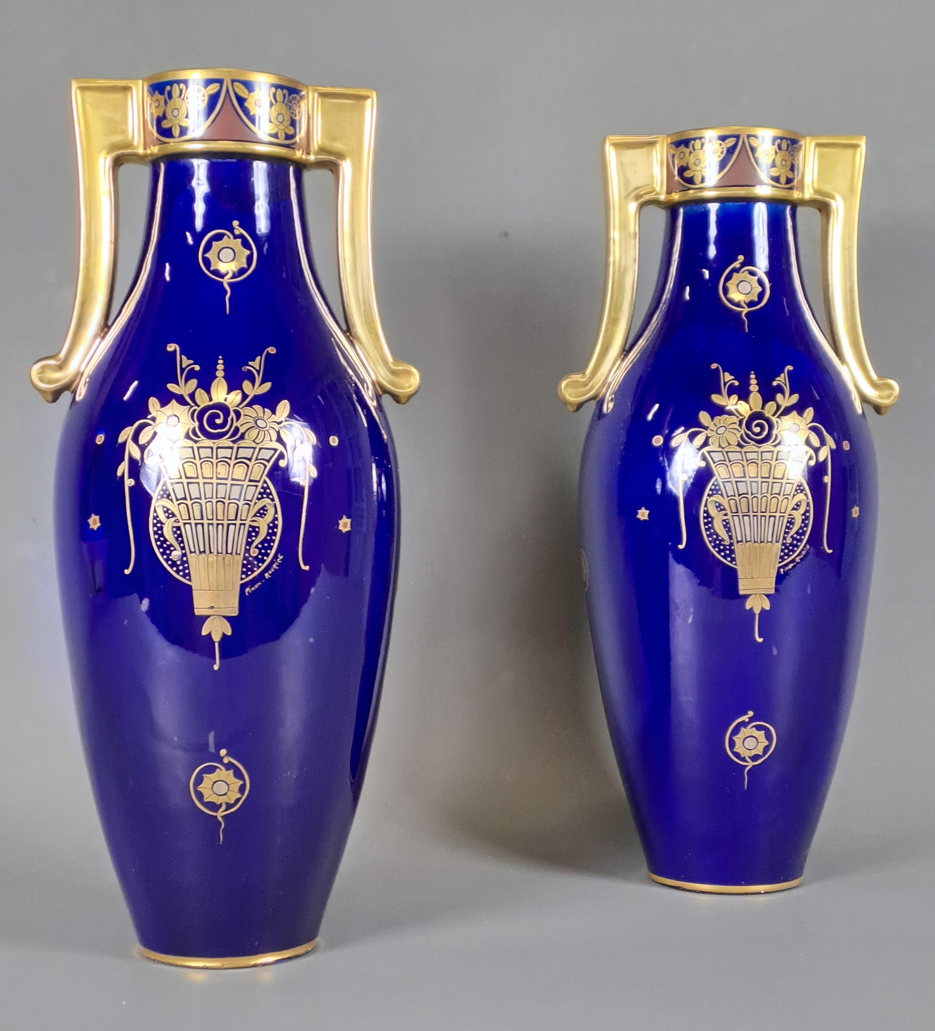 Milieu du XXe siècle Paire de vases Amphora en porcelaine de Tour signés Maurice Pinon en vente