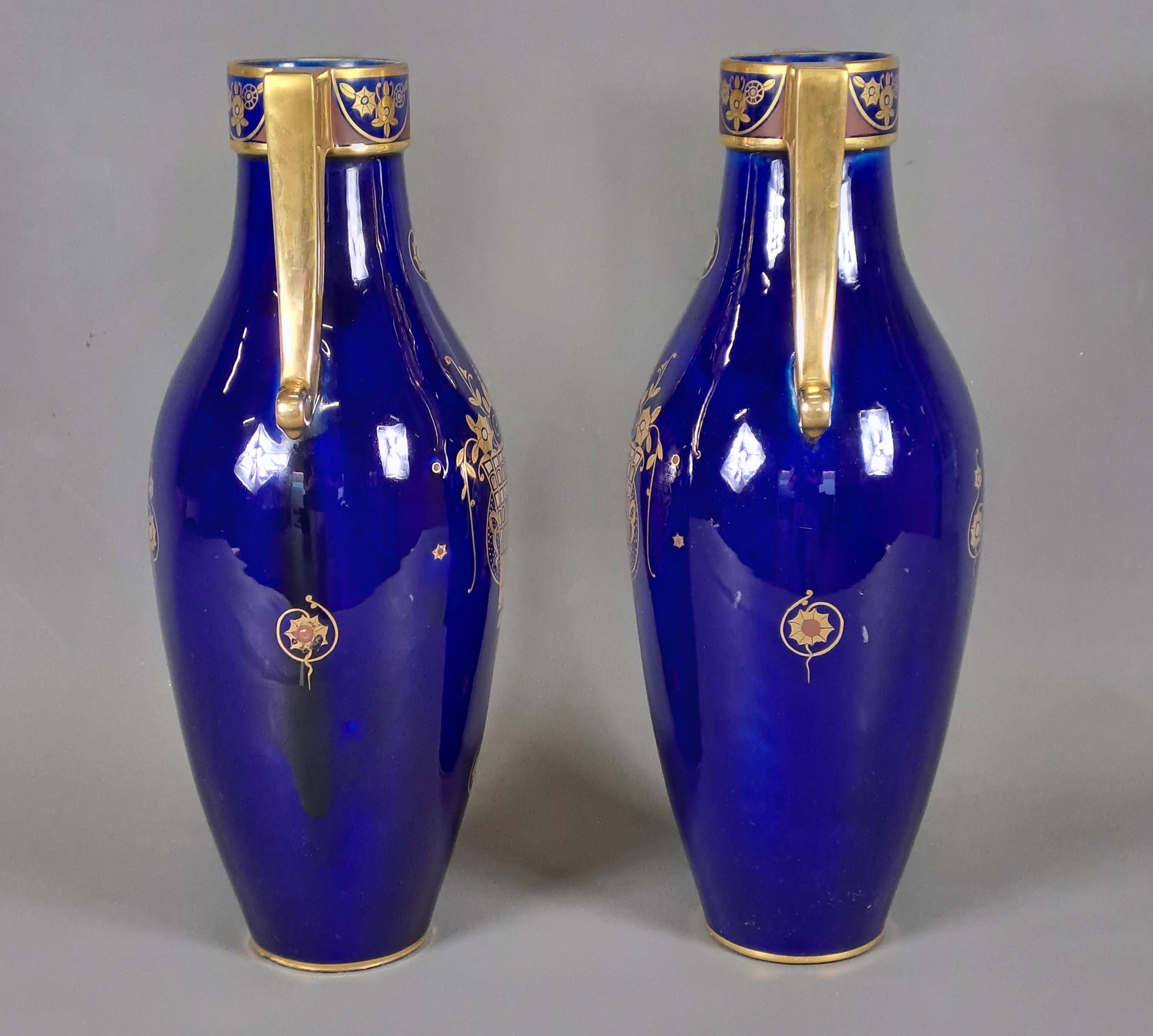 Porcelaine Paire de vases Amphora en porcelaine de Tour signés Maurice Pinon en vente