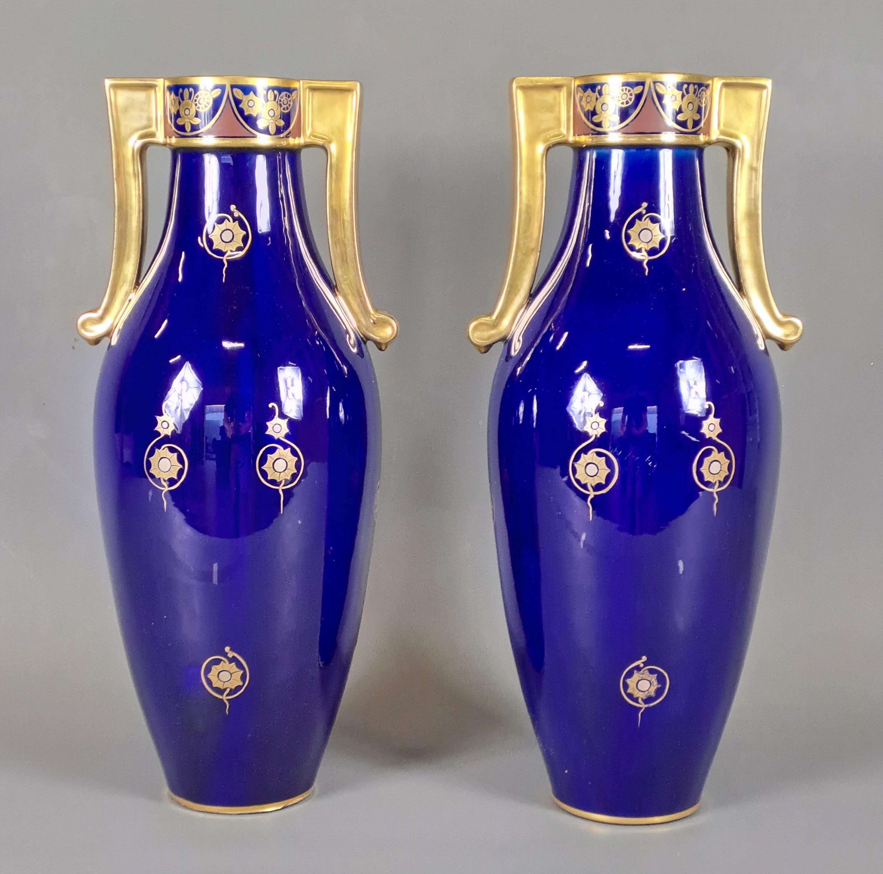 Paire de vases Amphora en porcelaine de Tour signés Maurice Pinon en vente 1