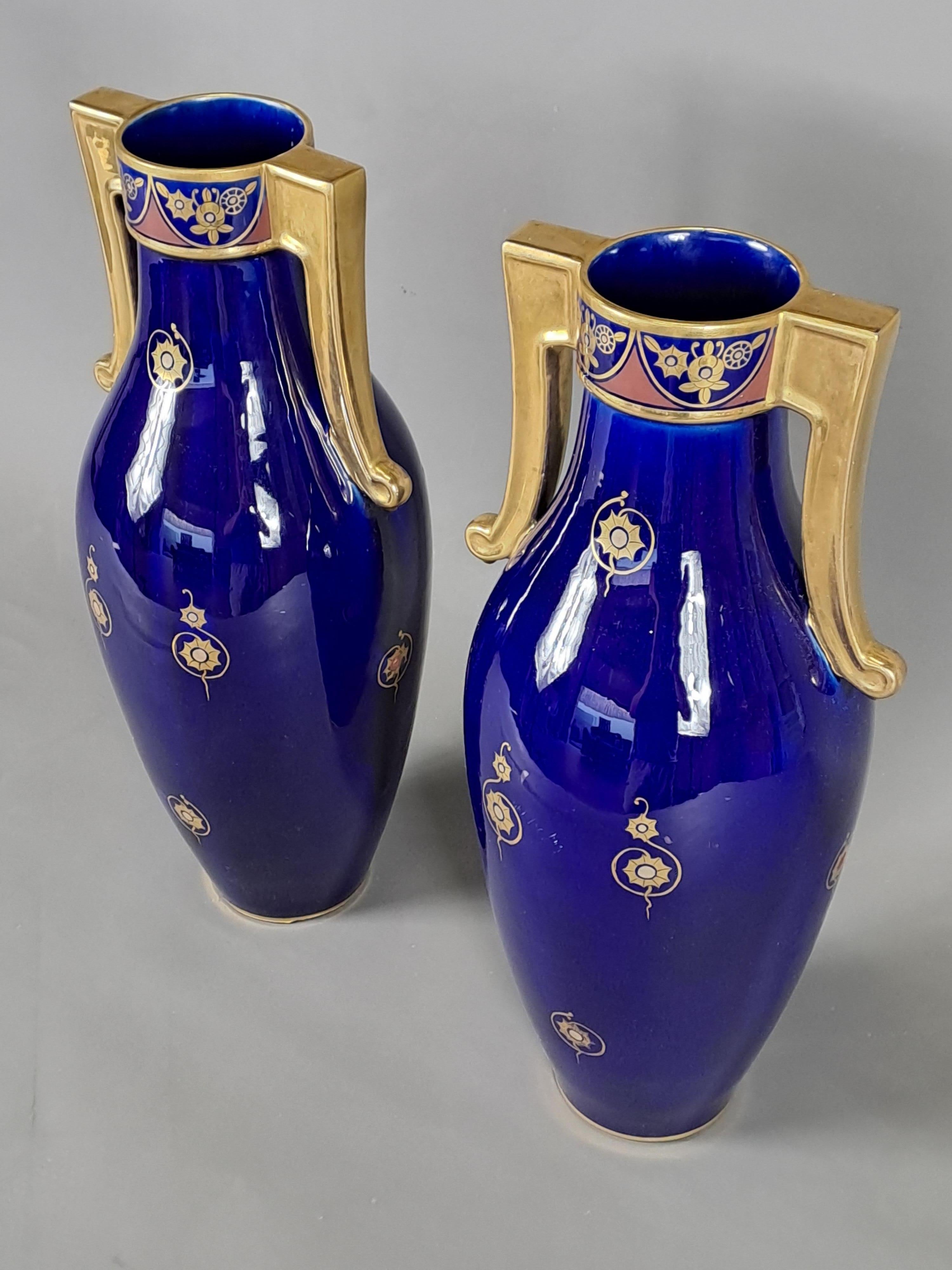 Paire de vases Amphora en porcelaine de Tour signés Maurice Pinon en vente 2