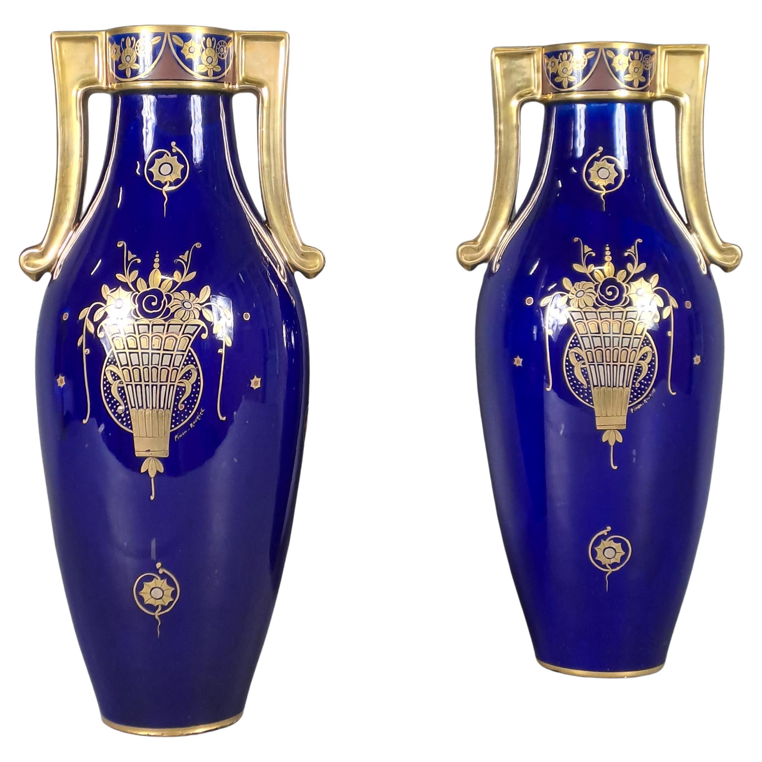 Paire de vases Amphora en porcelaine de Tour signés Maurice Pinon en vente