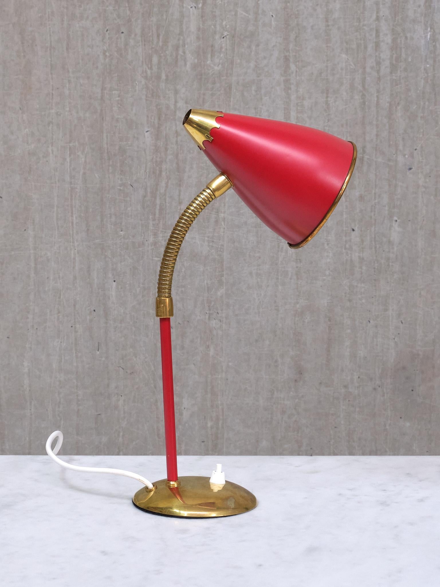 Paire de lampes de bureau réglables TR & Co en métal rouge et laiton, Norvège, années 1960 en vente 3
