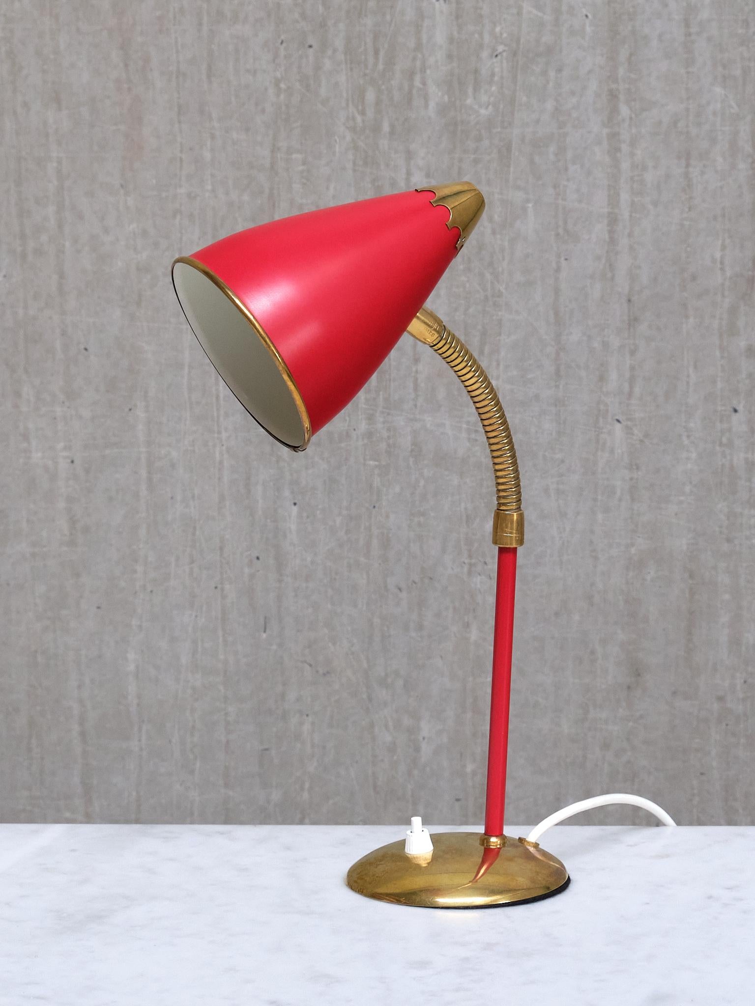 Paire de lampes de bureau réglables TR & Co en métal rouge et laiton, Norvège, années 1960 en vente 5