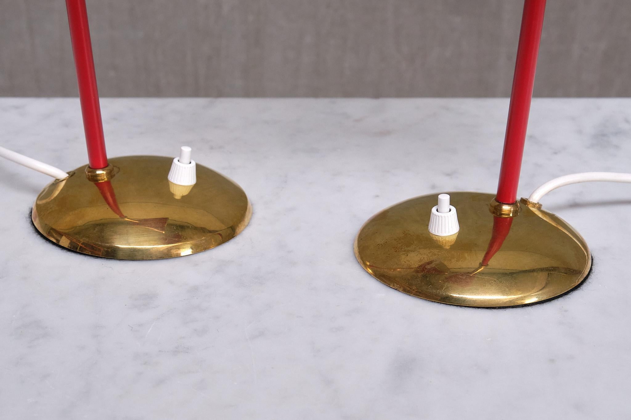 Paire de lampes de bureau réglables TR & Co en métal rouge et laiton, Norvège, années 1960 en vente 8